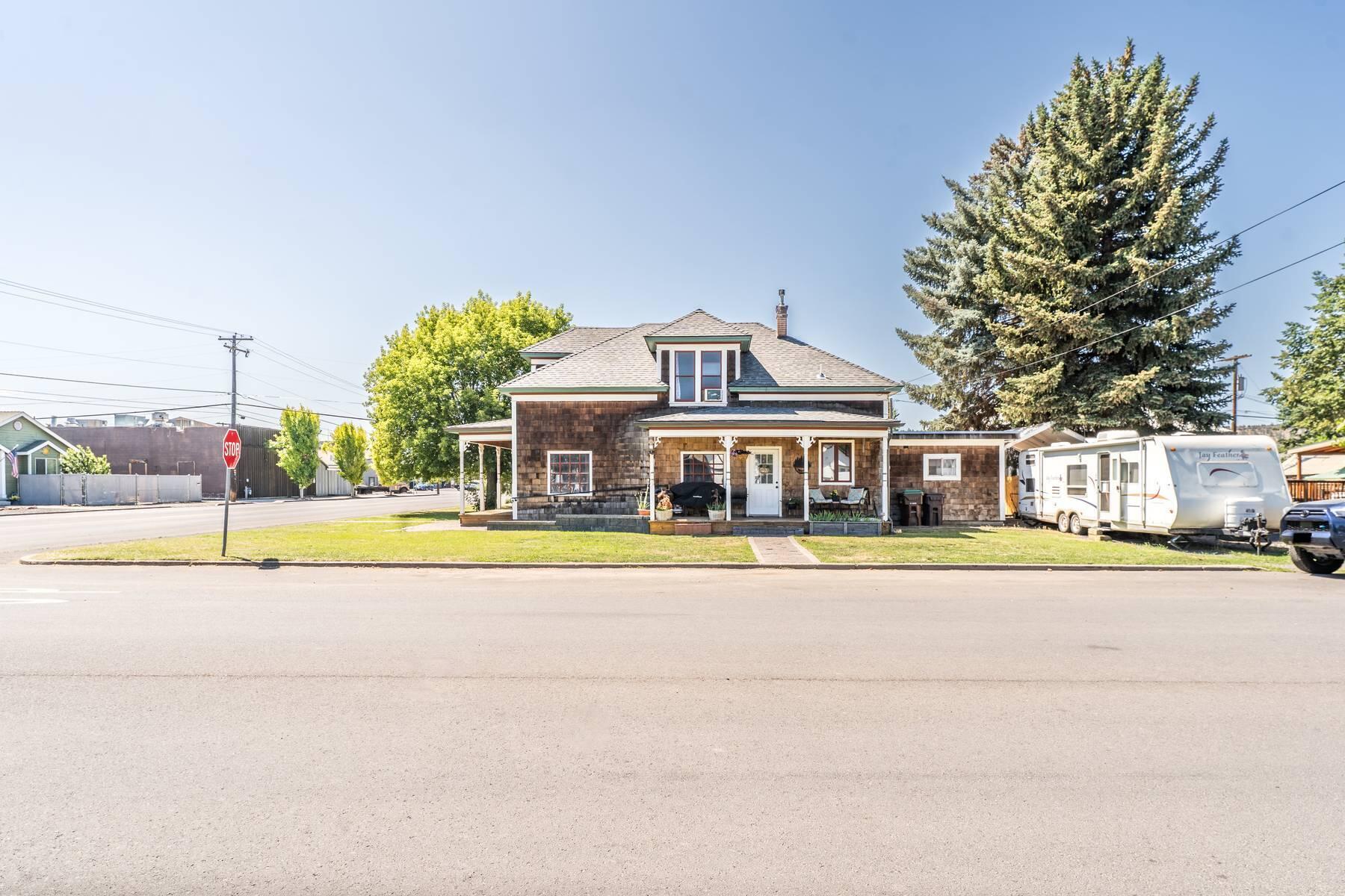 493 NW Deer Street