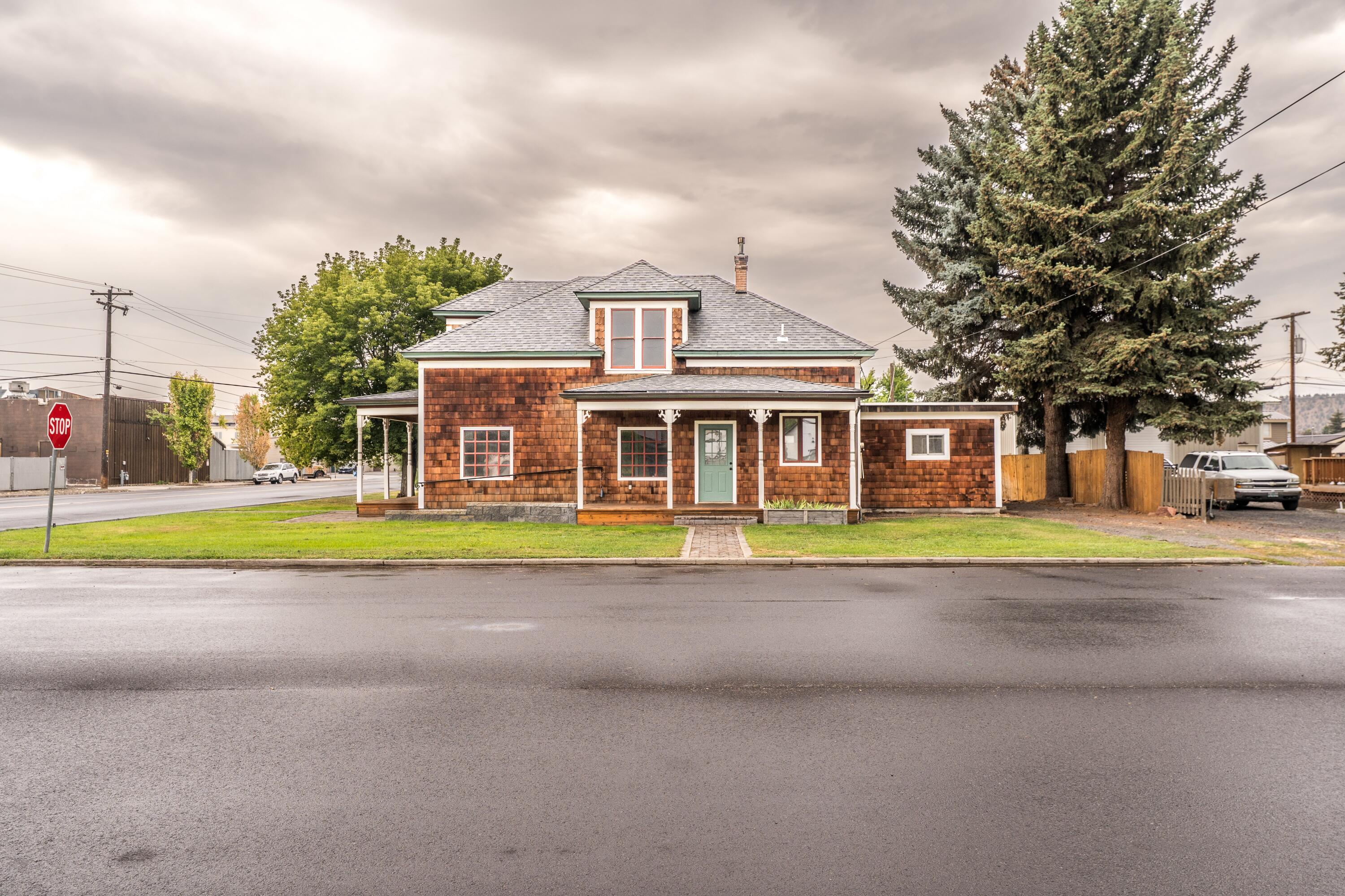 493 NW Deer Street