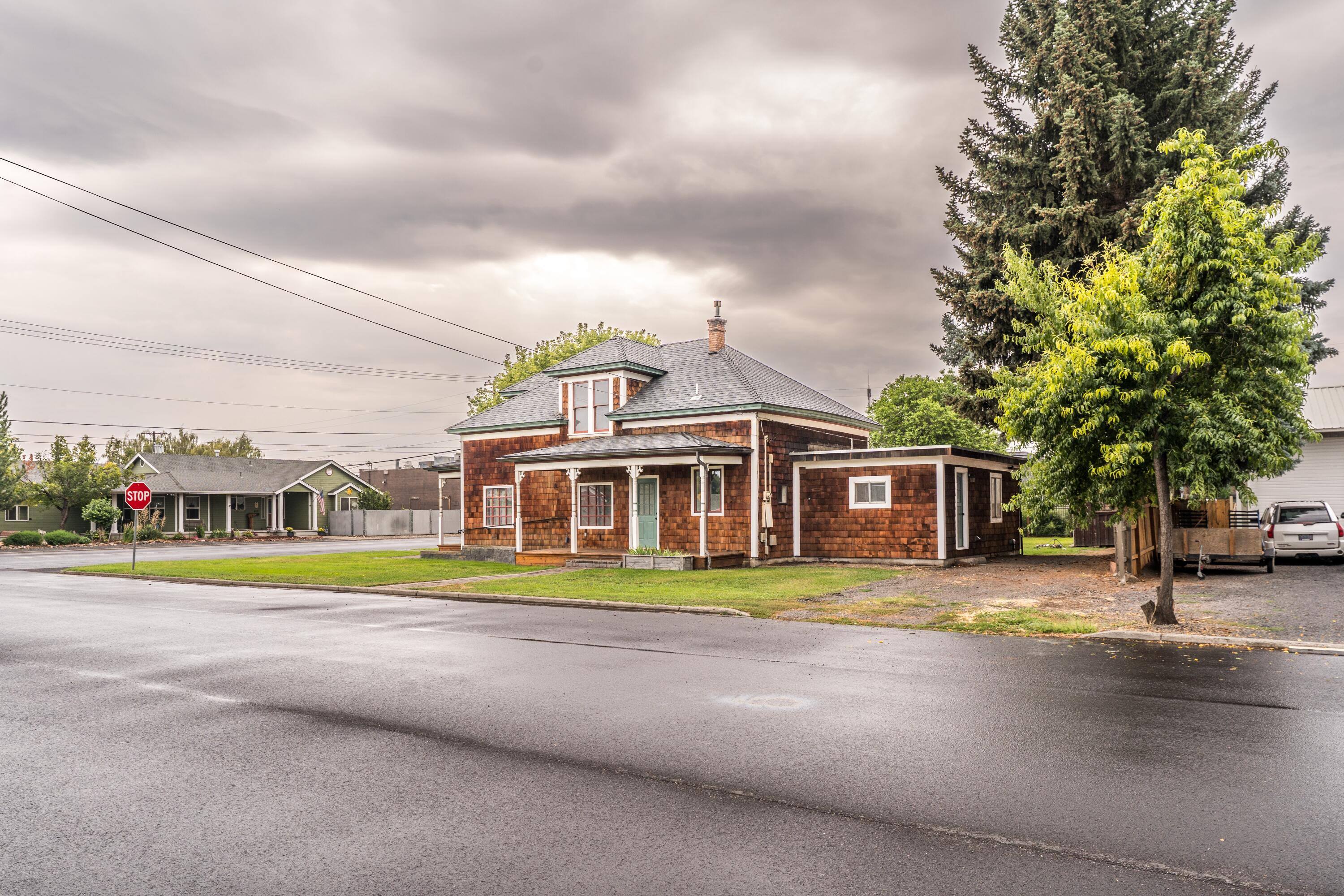 493 NW Deer Street