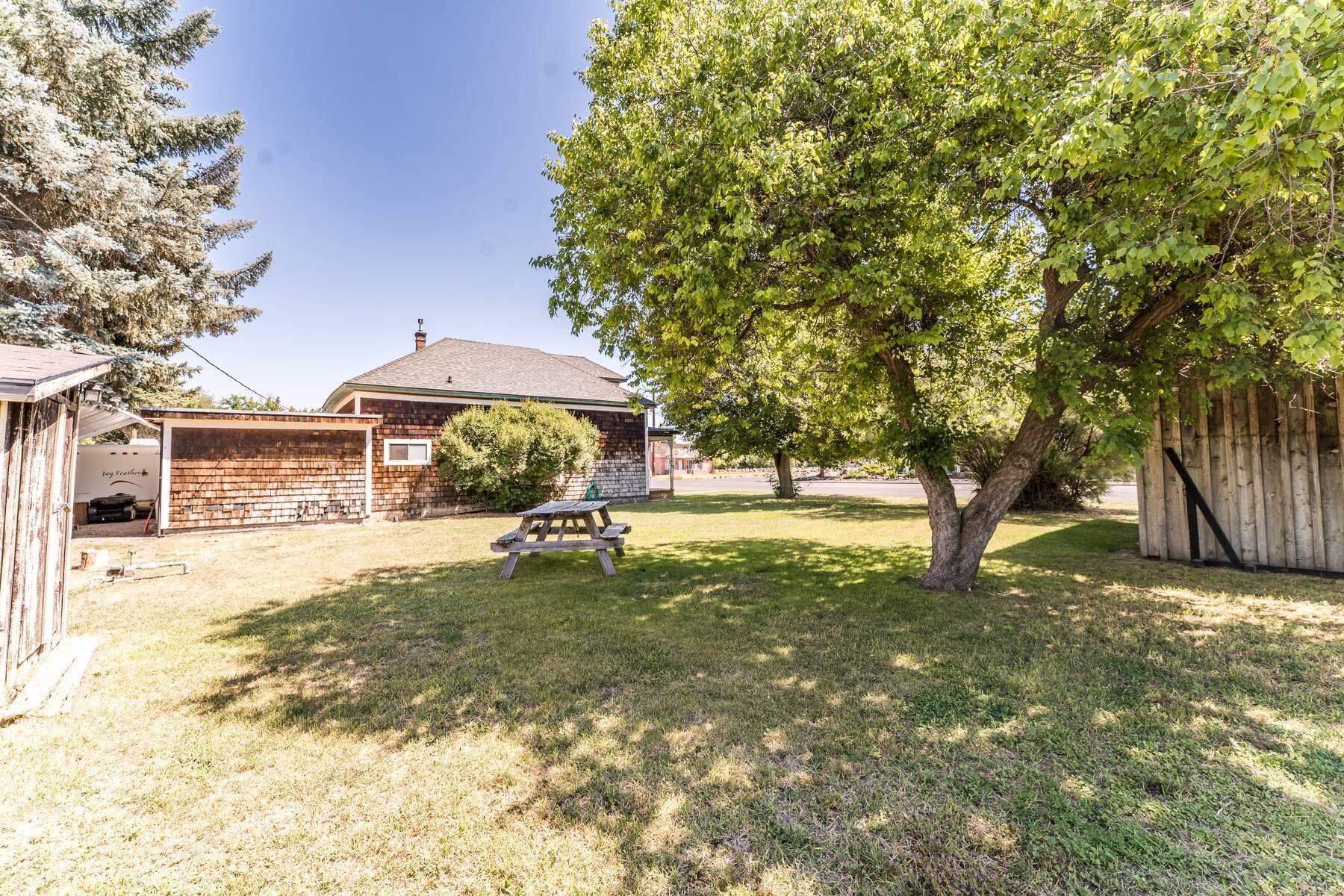 493 NW Deer Street