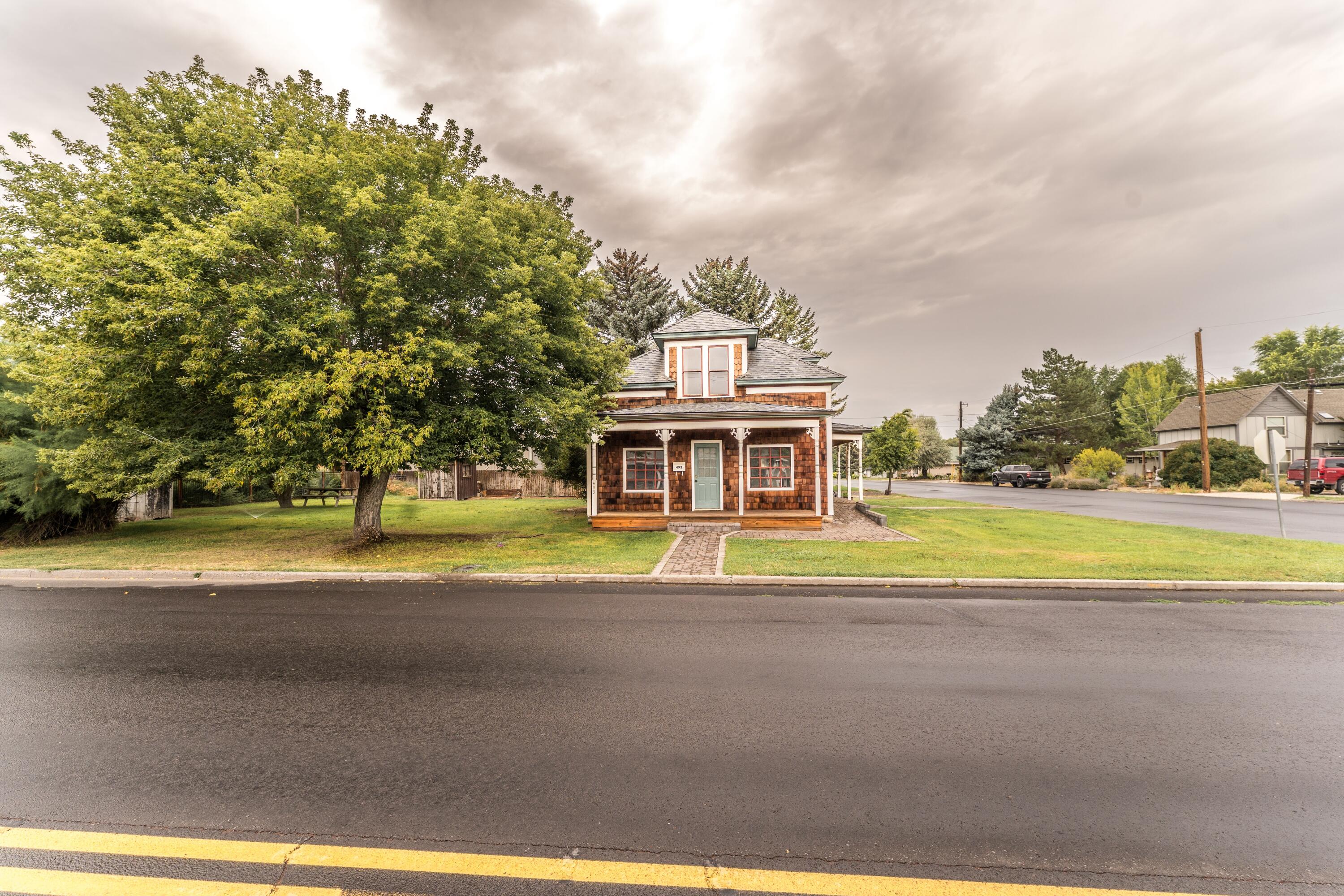 493 NW Deer Street