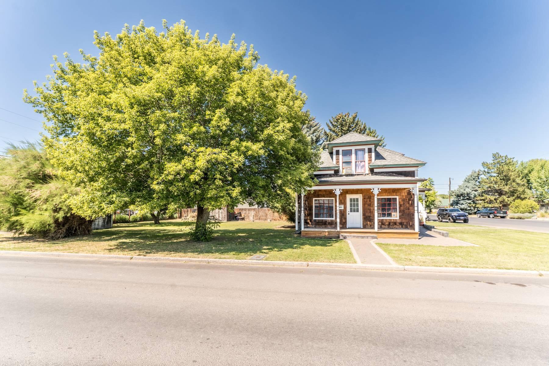 493 NW Deer Street