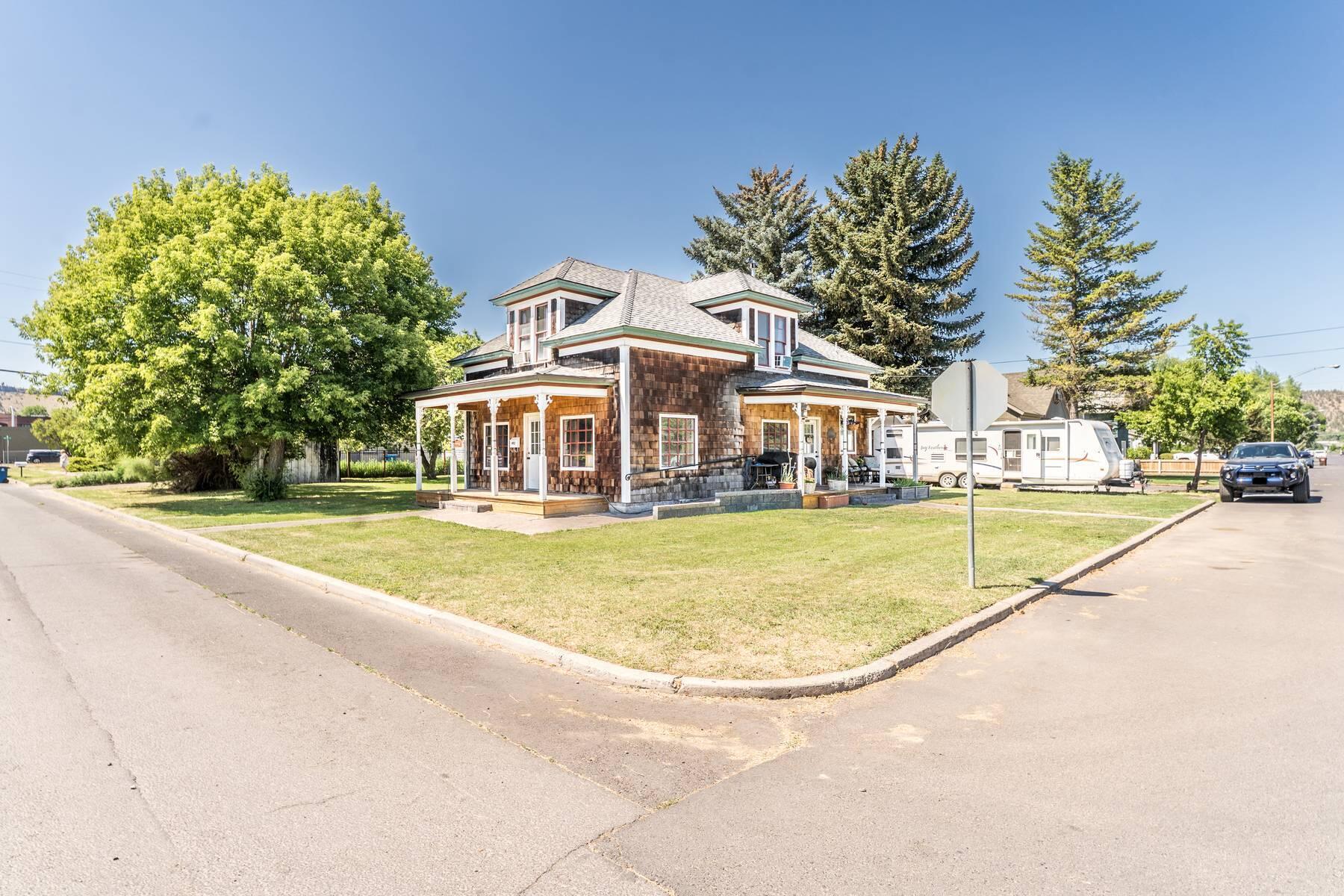 493 NW Deer Street