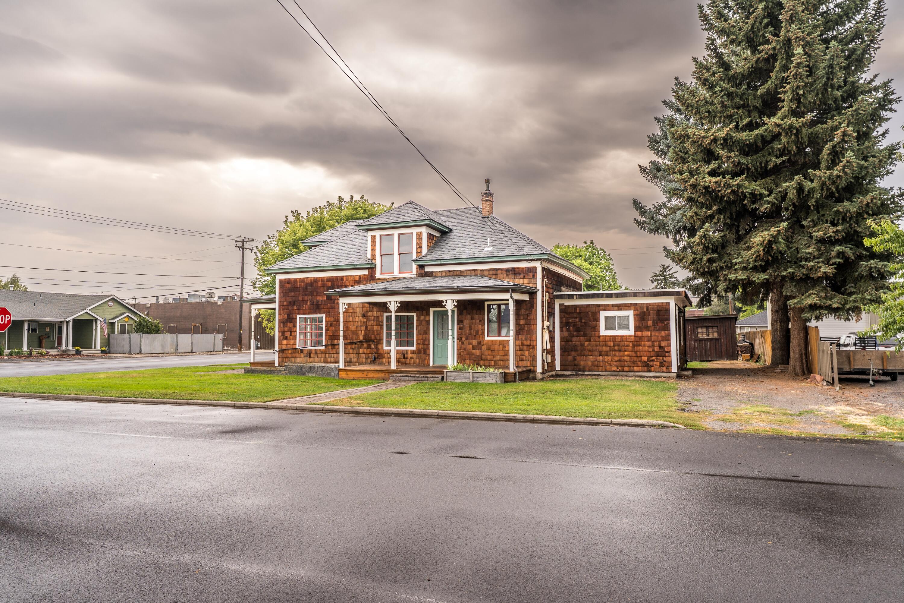 493 NW Deer Street