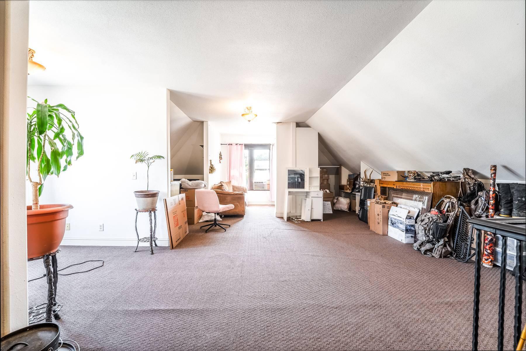493 NW Deer Street