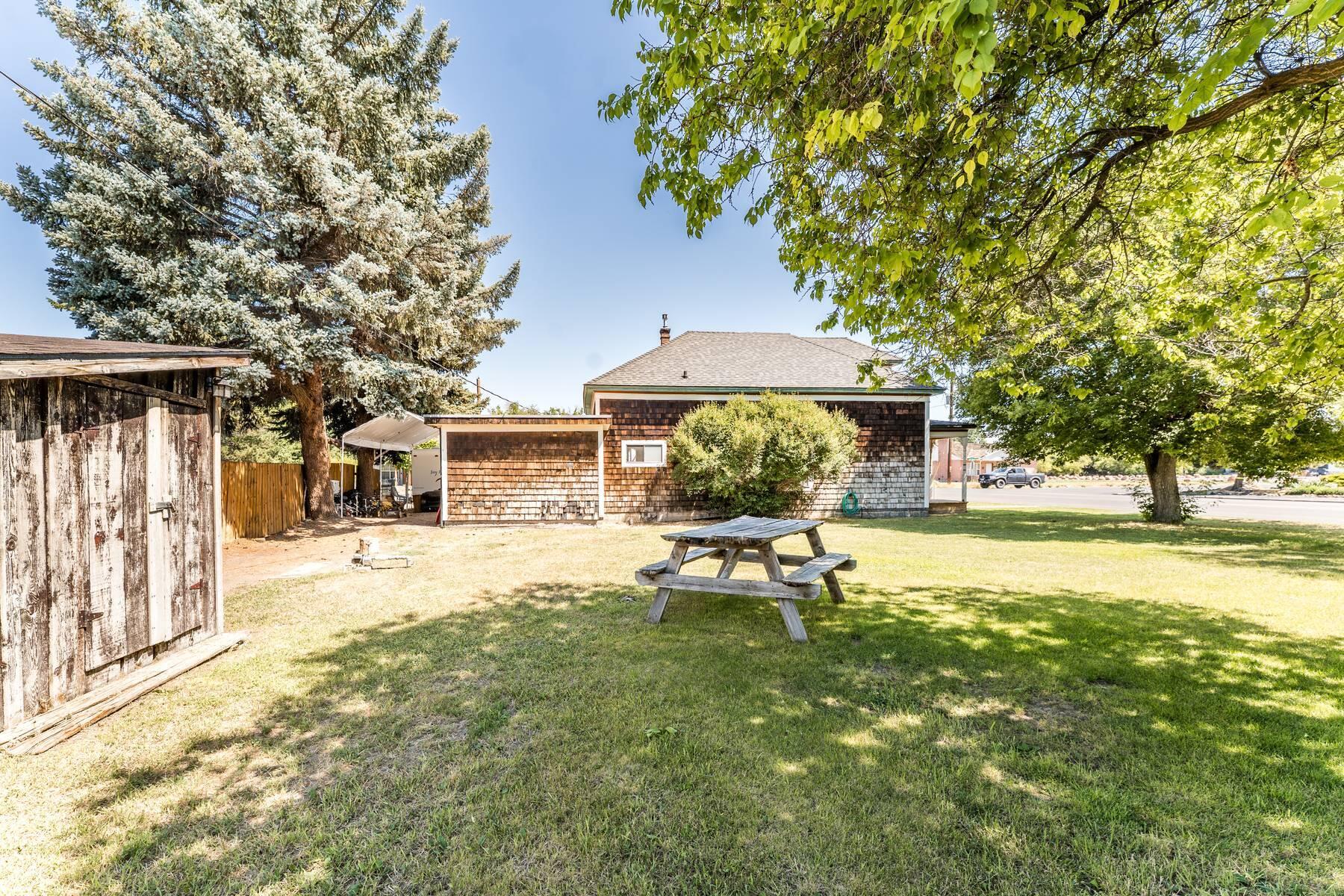 493 NW Deer Street