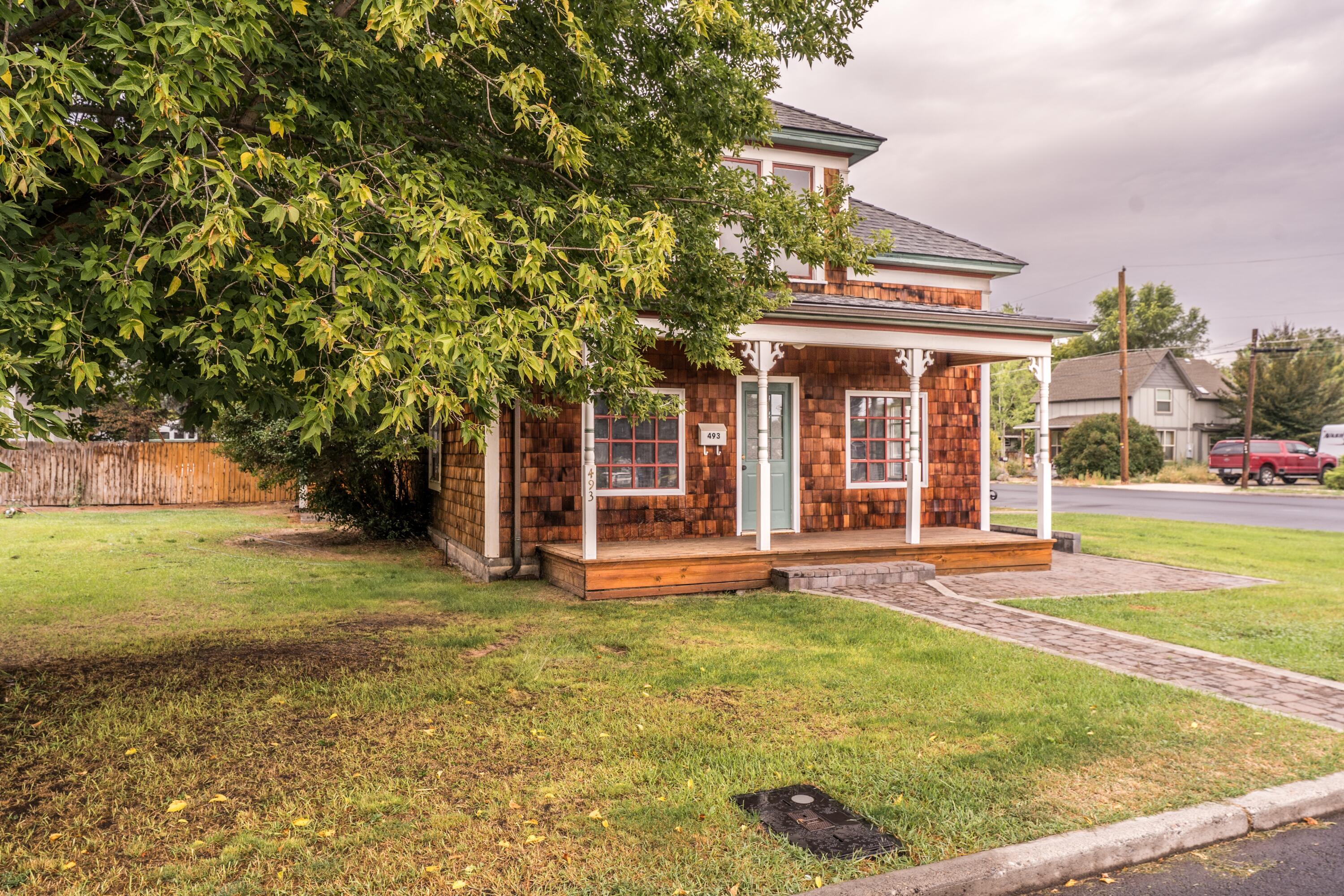 493 NW Deer Street