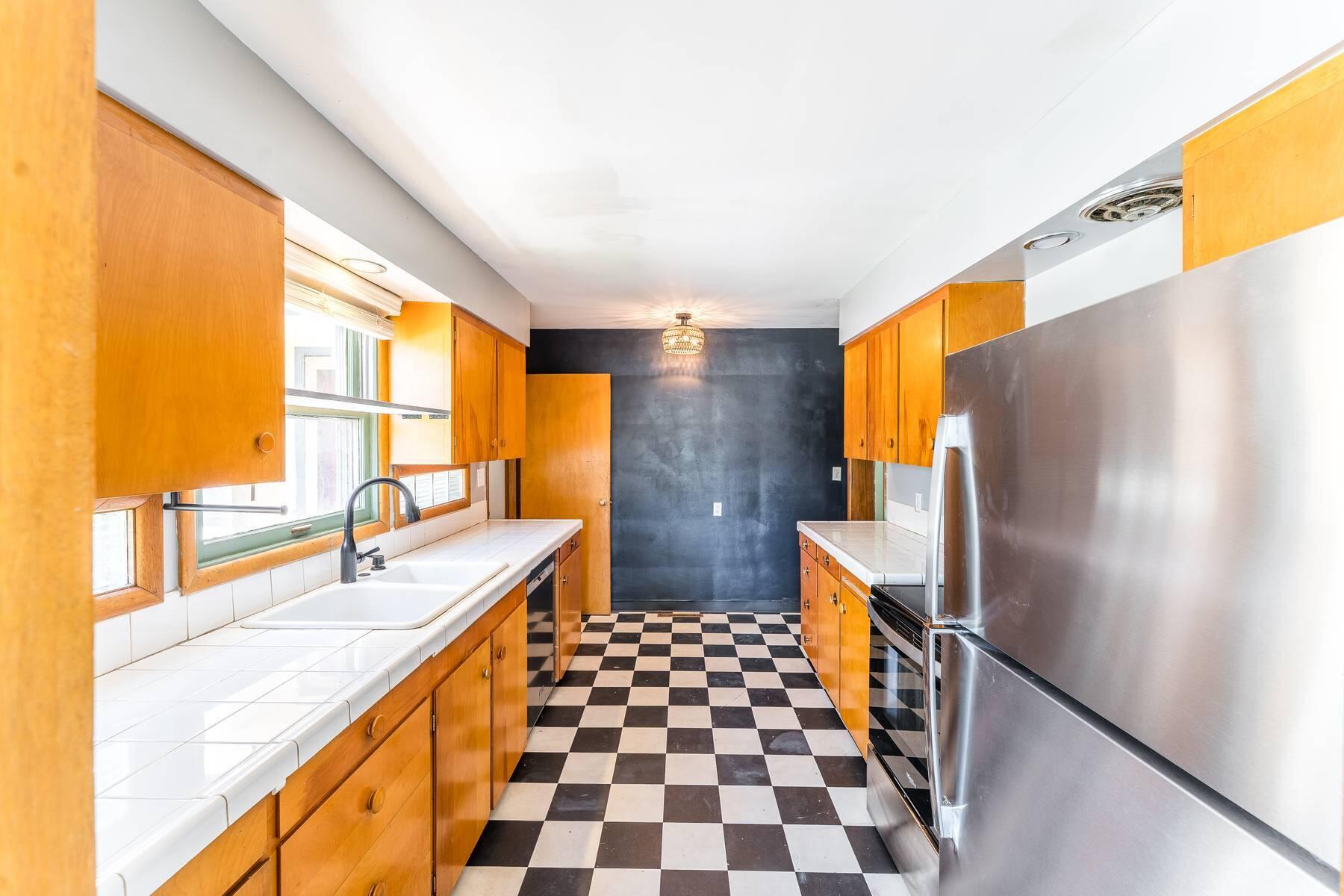 555 NW 4th Street