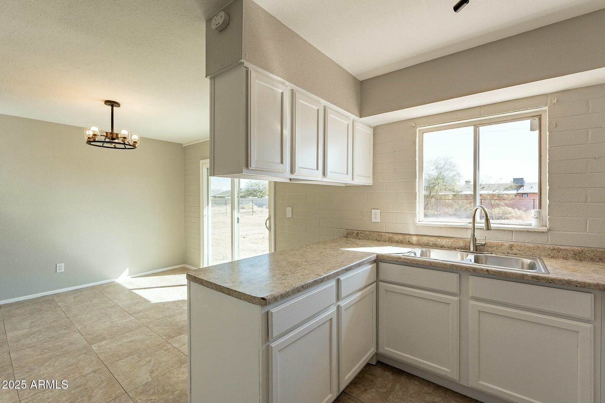 3905 N san carlos Drive