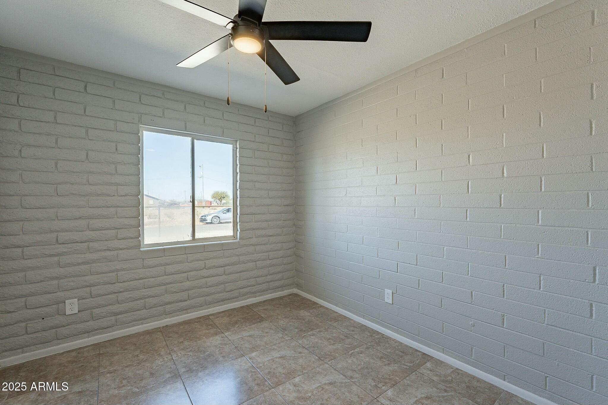 3905 N san carlos Drive