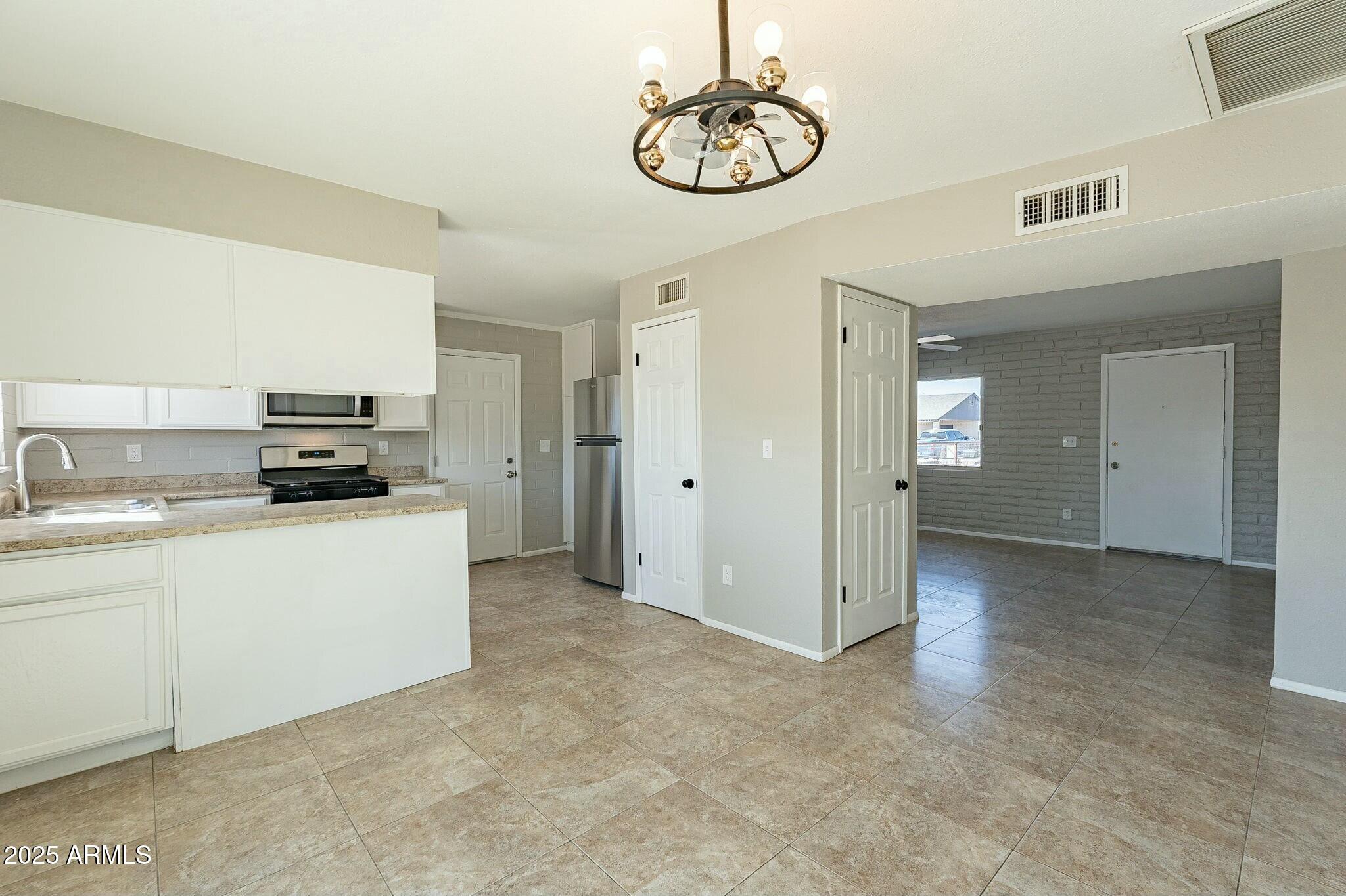 3905 N san carlos Drive