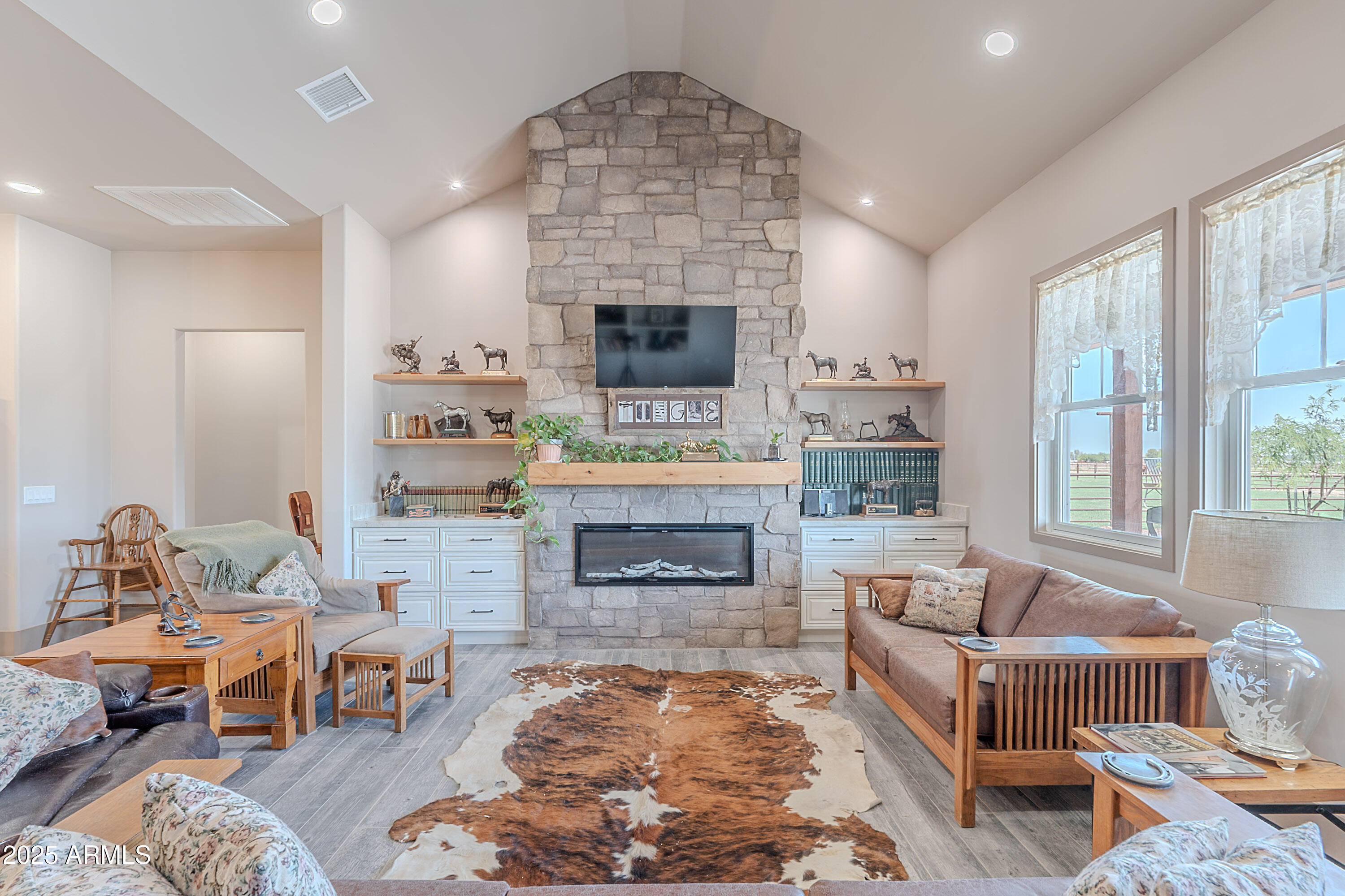 1017 W ANDREW Lane