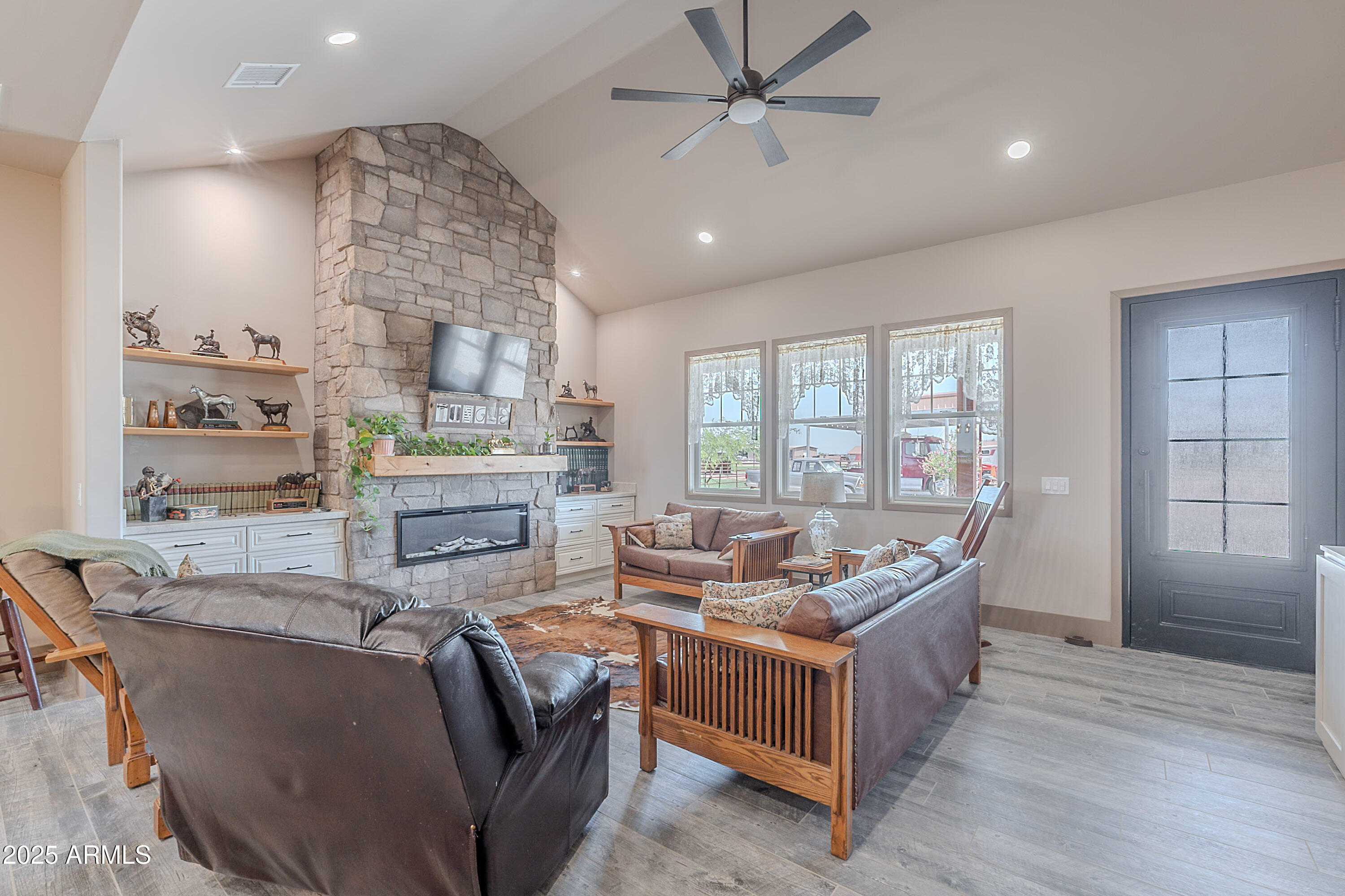 1017 W ANDREW Lane