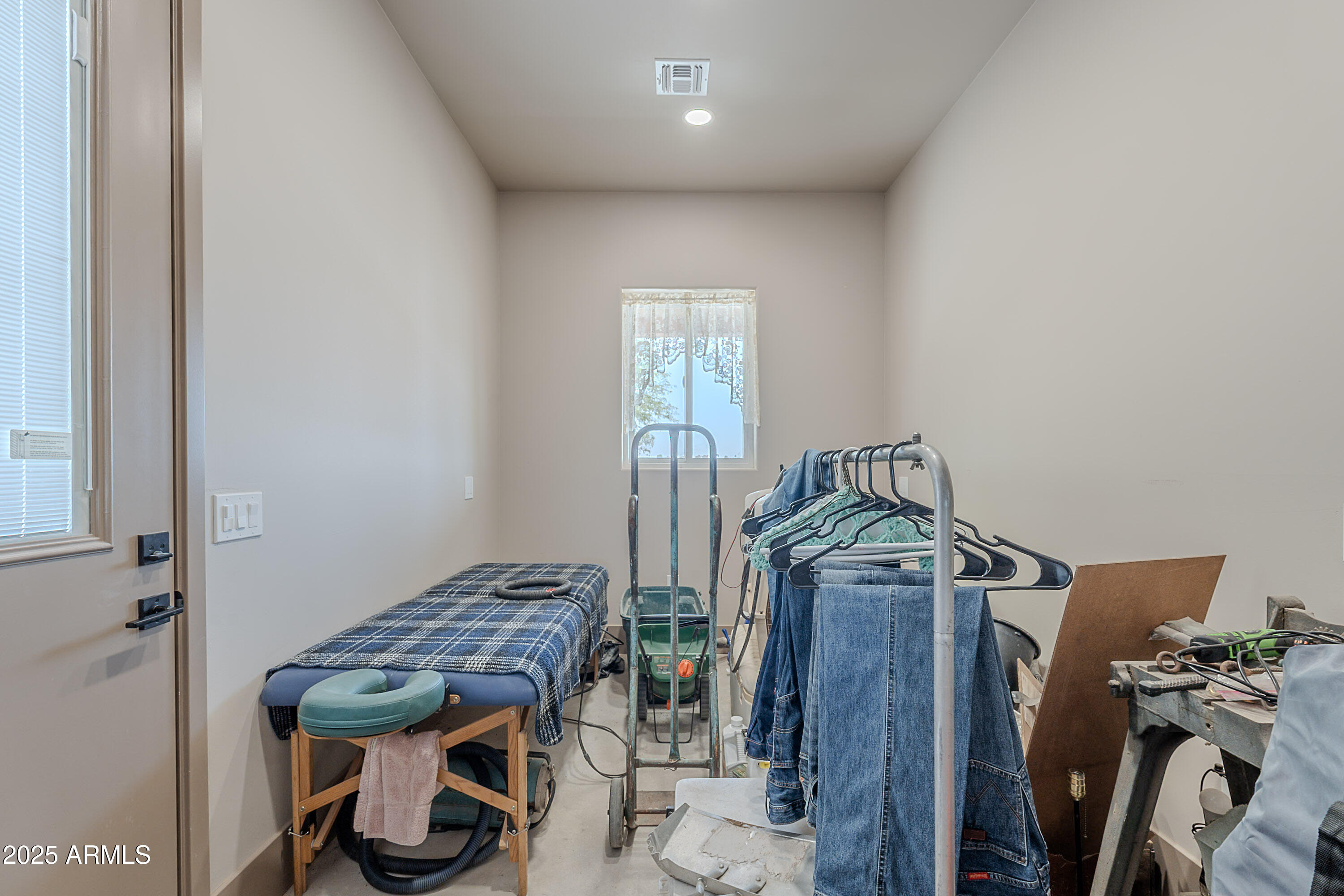 1017 W ANDREW Lane