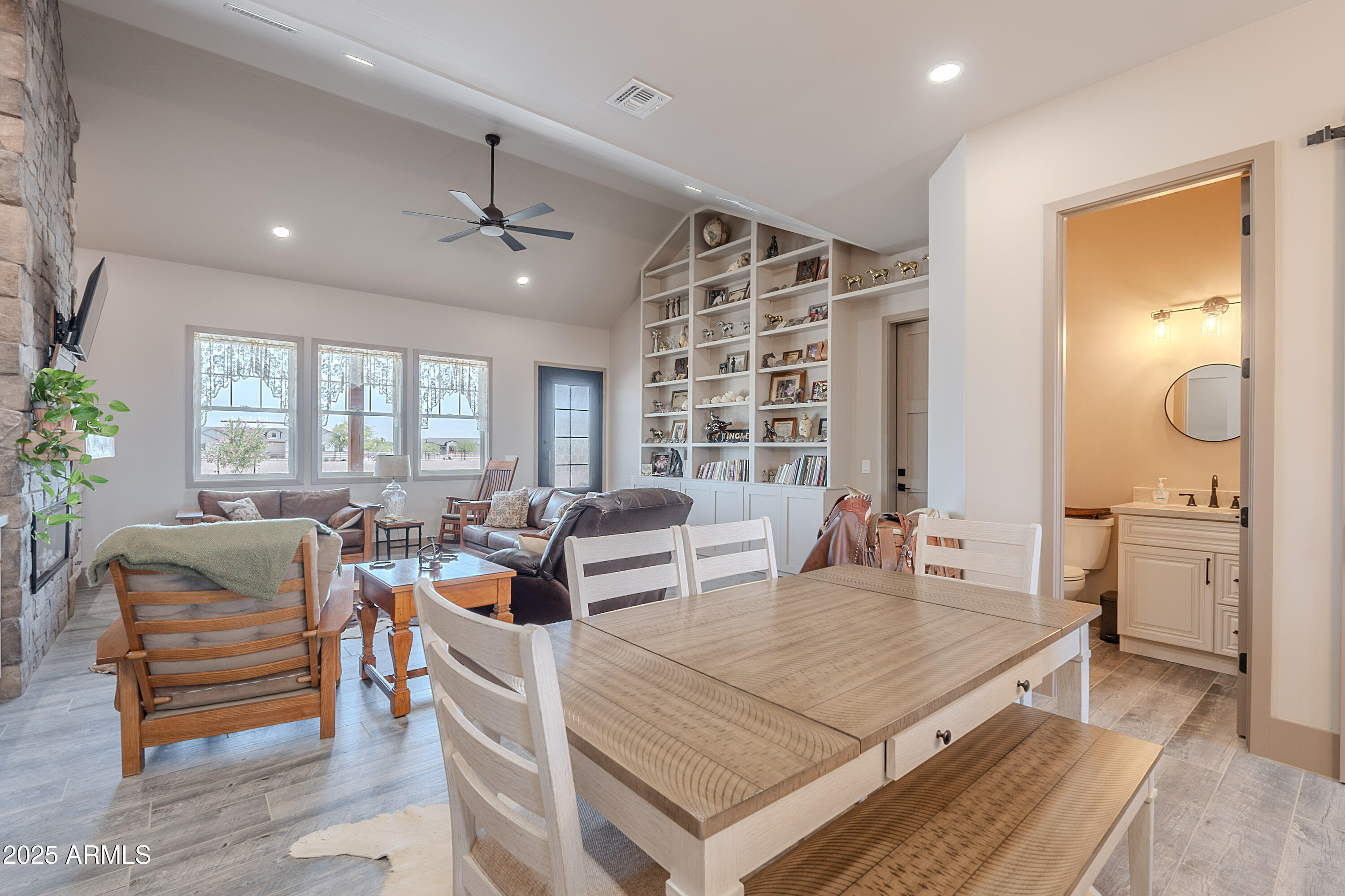 1017 W ANDREW Lane