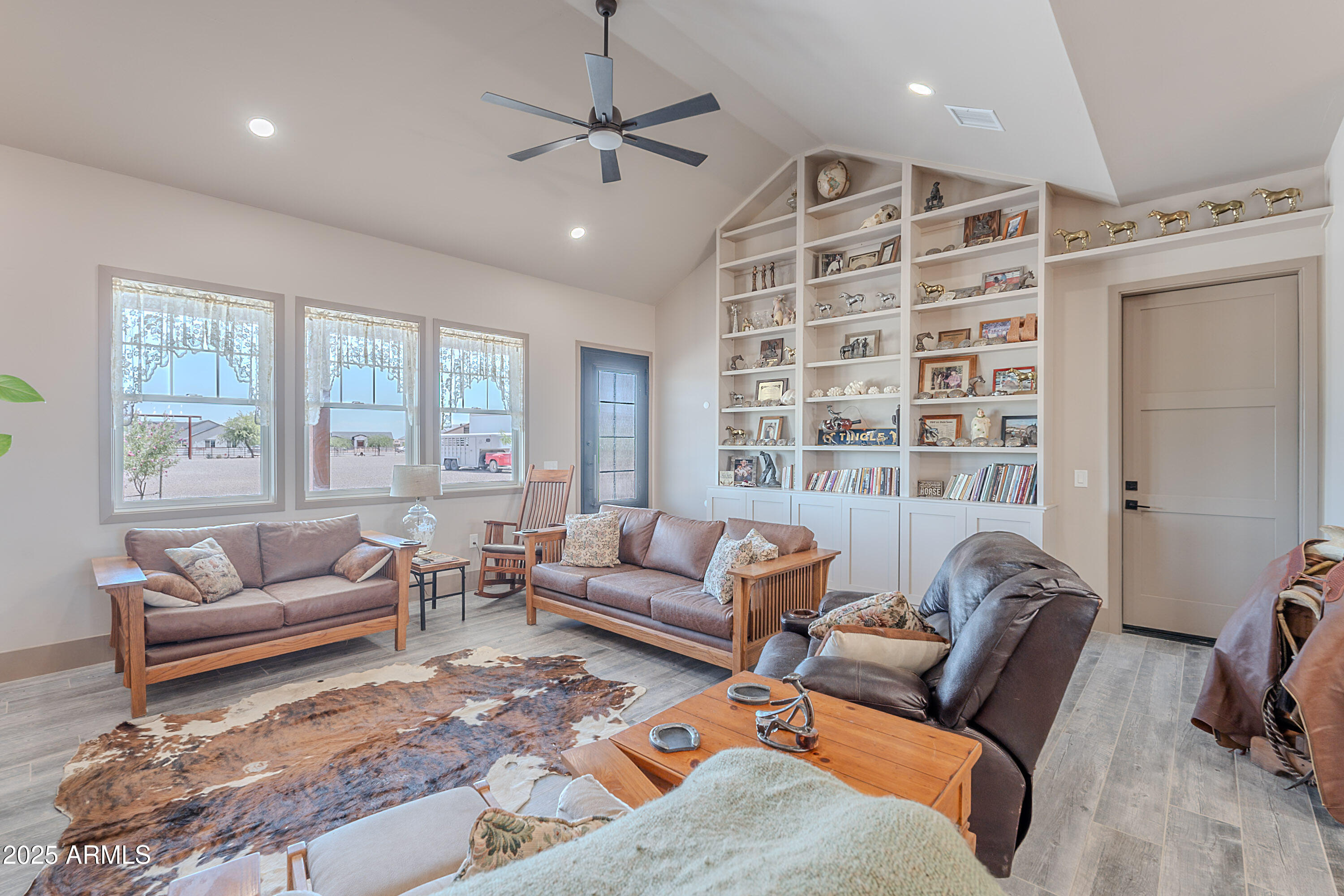 1017 W ANDREW Lane