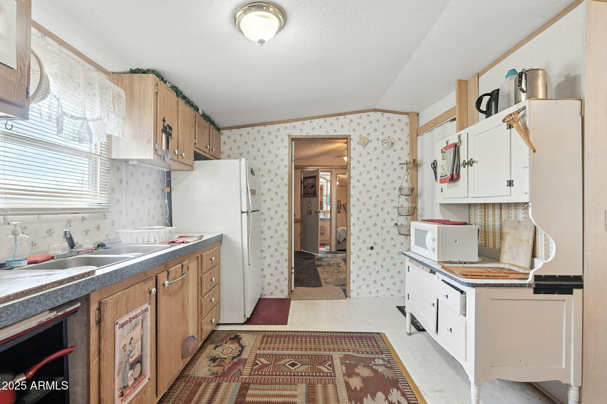 1900 W RUNNING DEER Drive