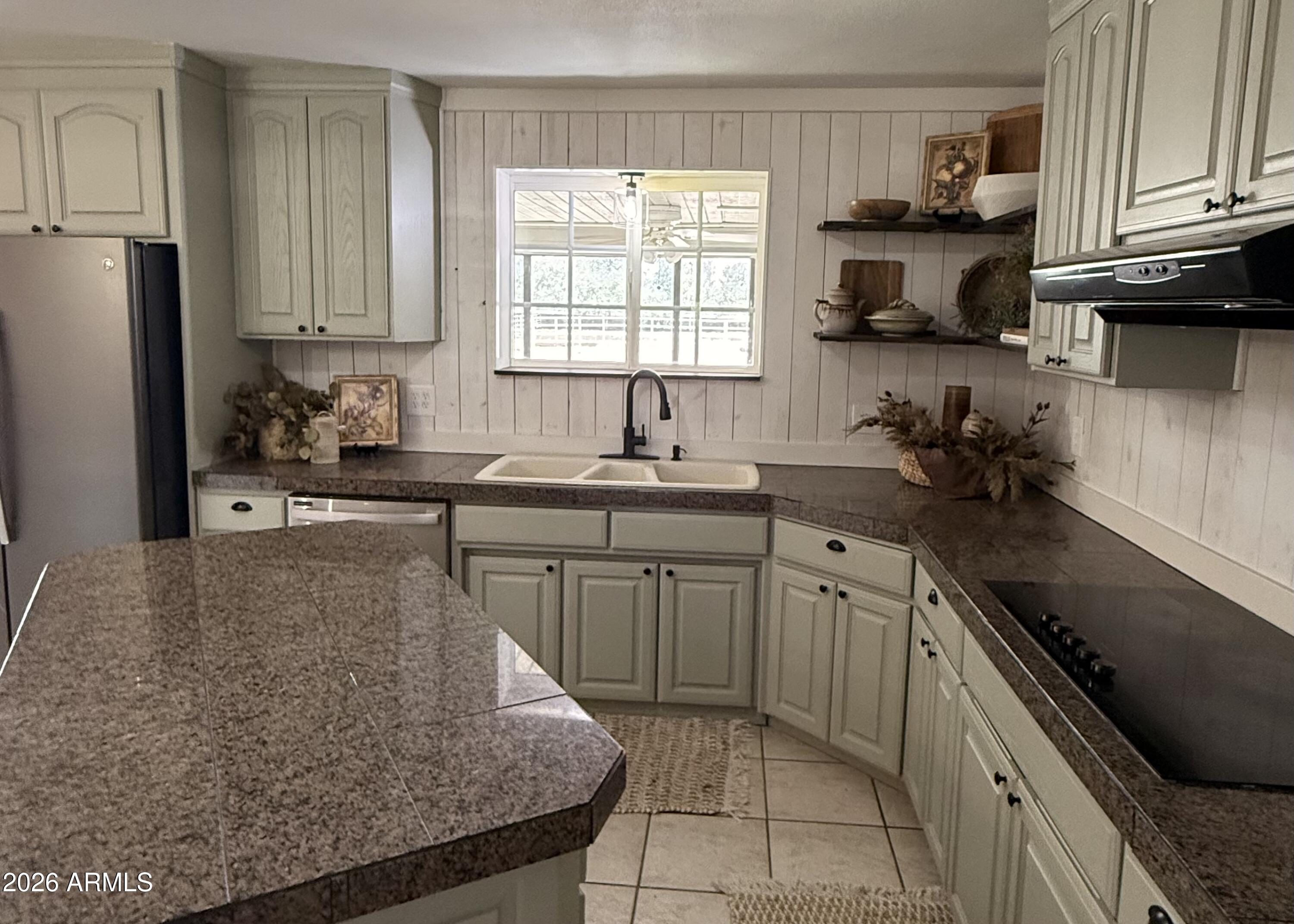 228 W CALLE TUBERIA