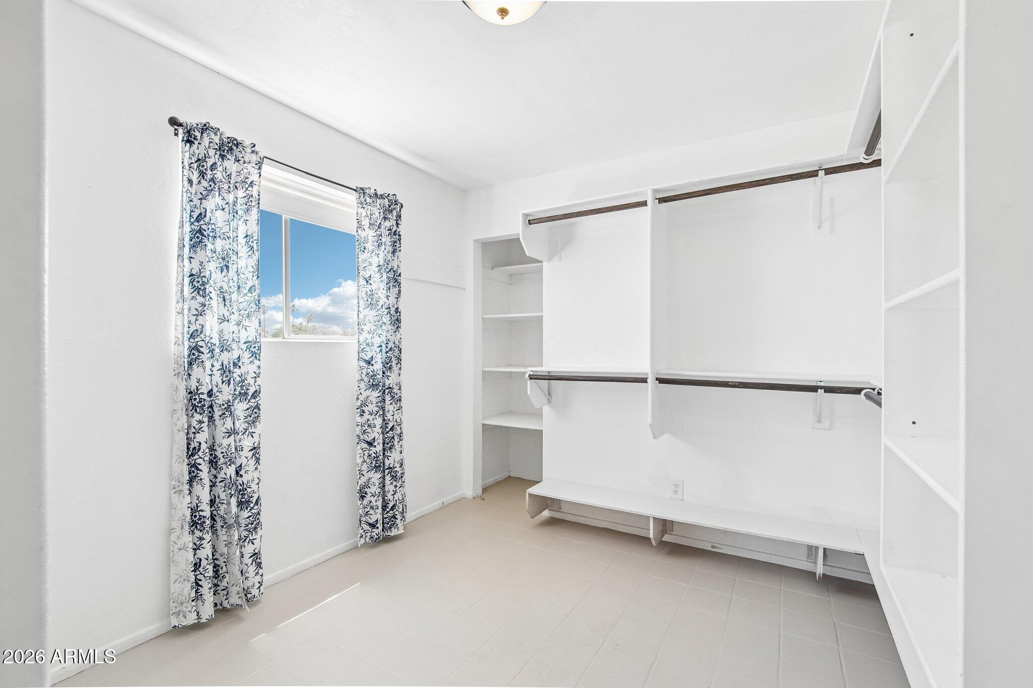 228 W CALLE TUBERIA