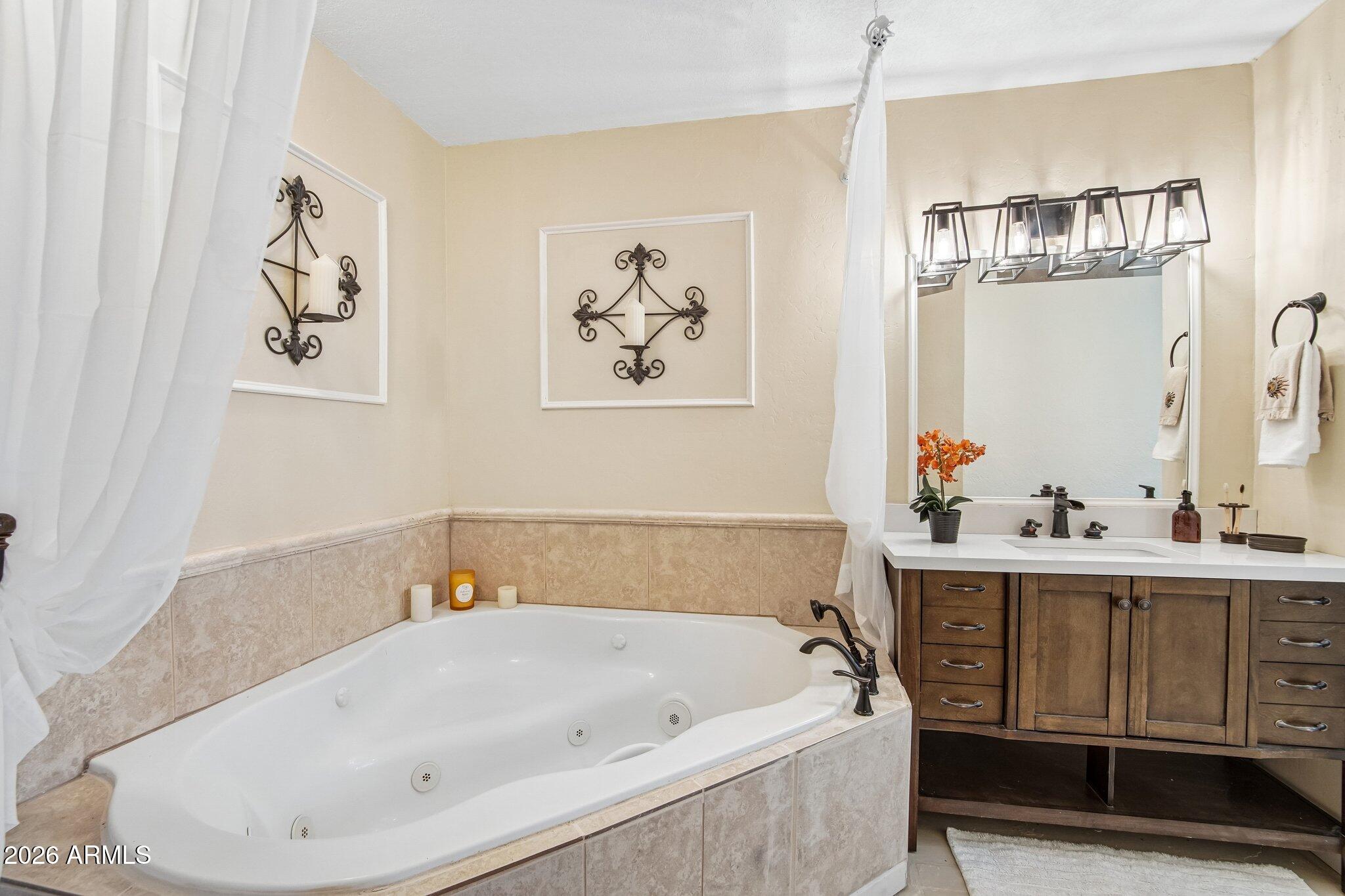 228 W CALLE TUBERIA