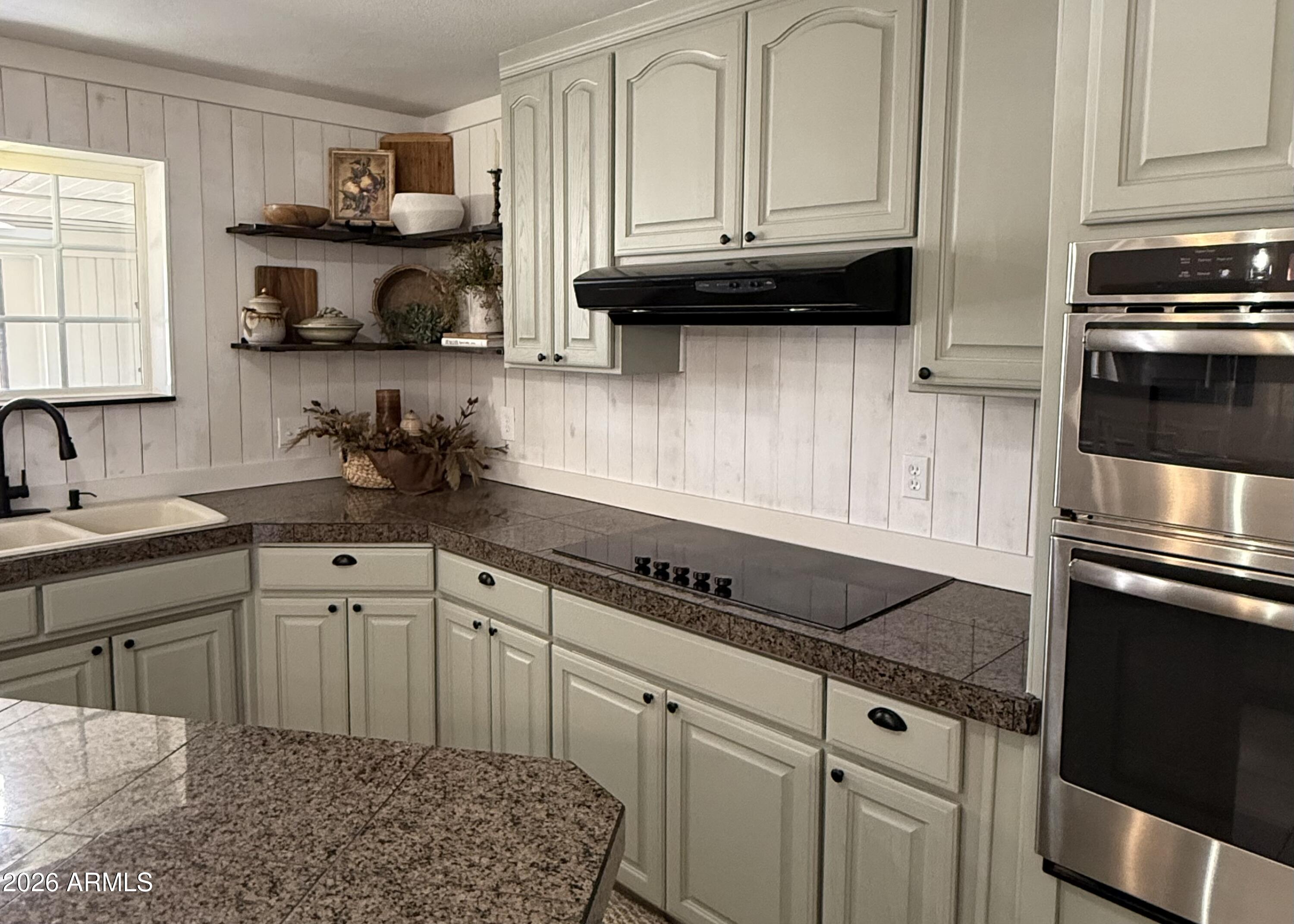 228 W CALLE TUBERIA