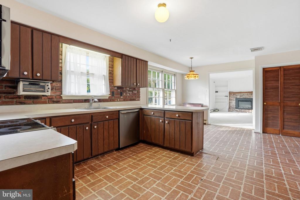 24 SUNNYBROOK DRIVE