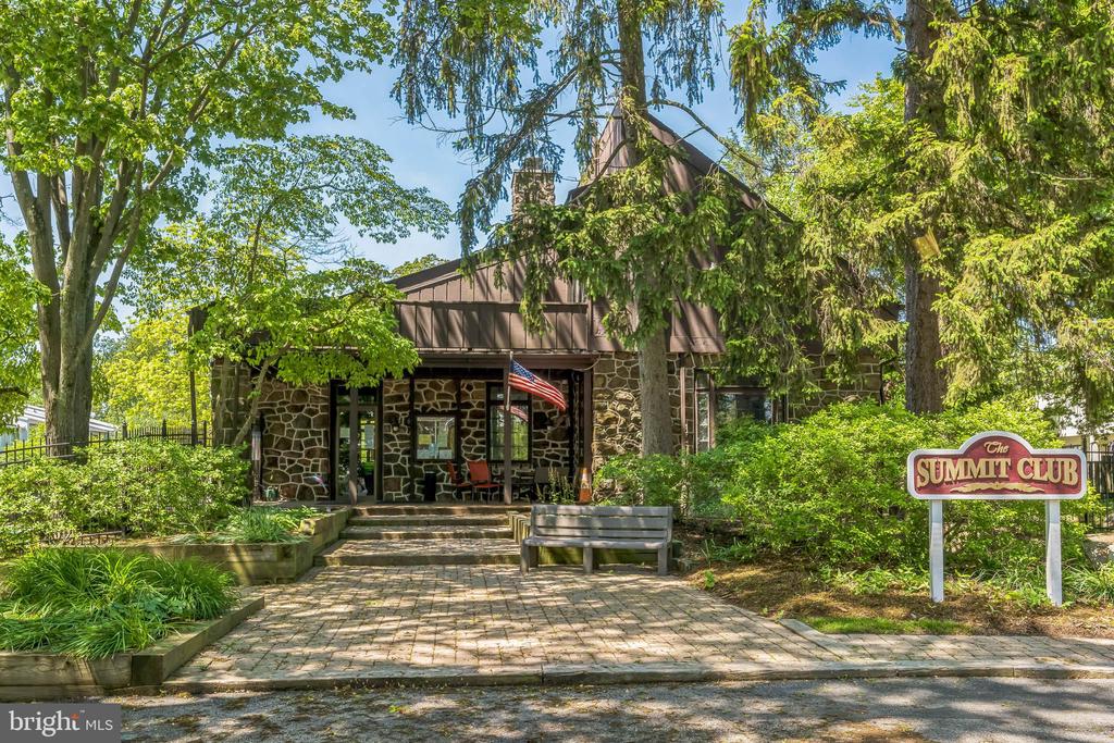 296 SUMMIT HOUSE Unit: 296