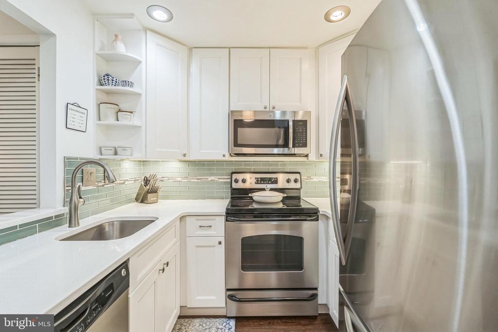 296 SUMMIT HOUSE Unit: 296