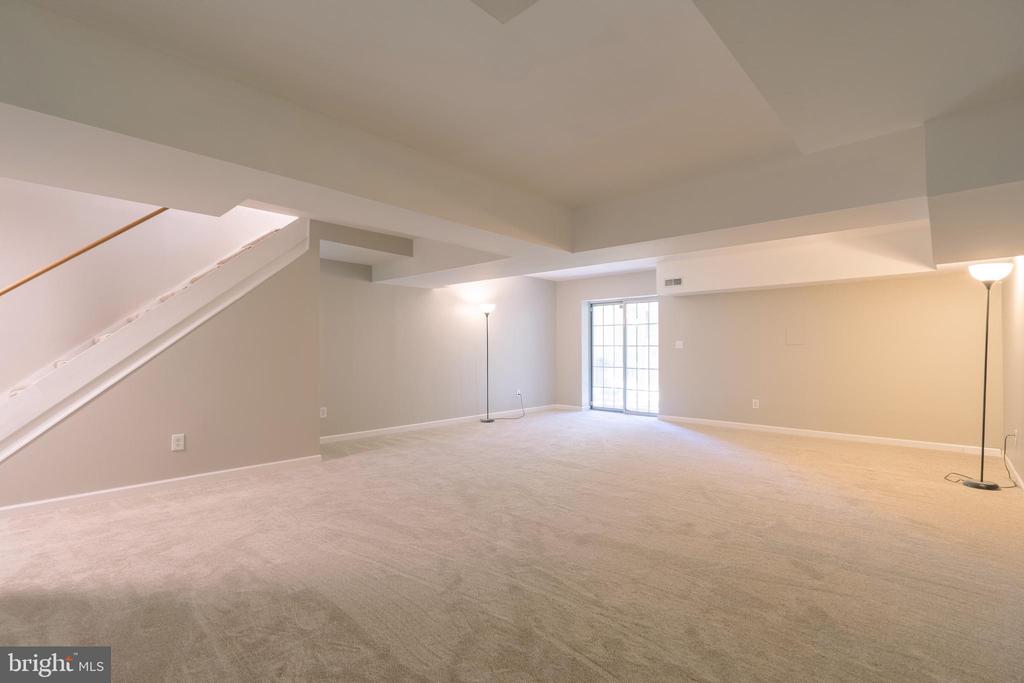 1126 VALLEY STREAM DRIVE