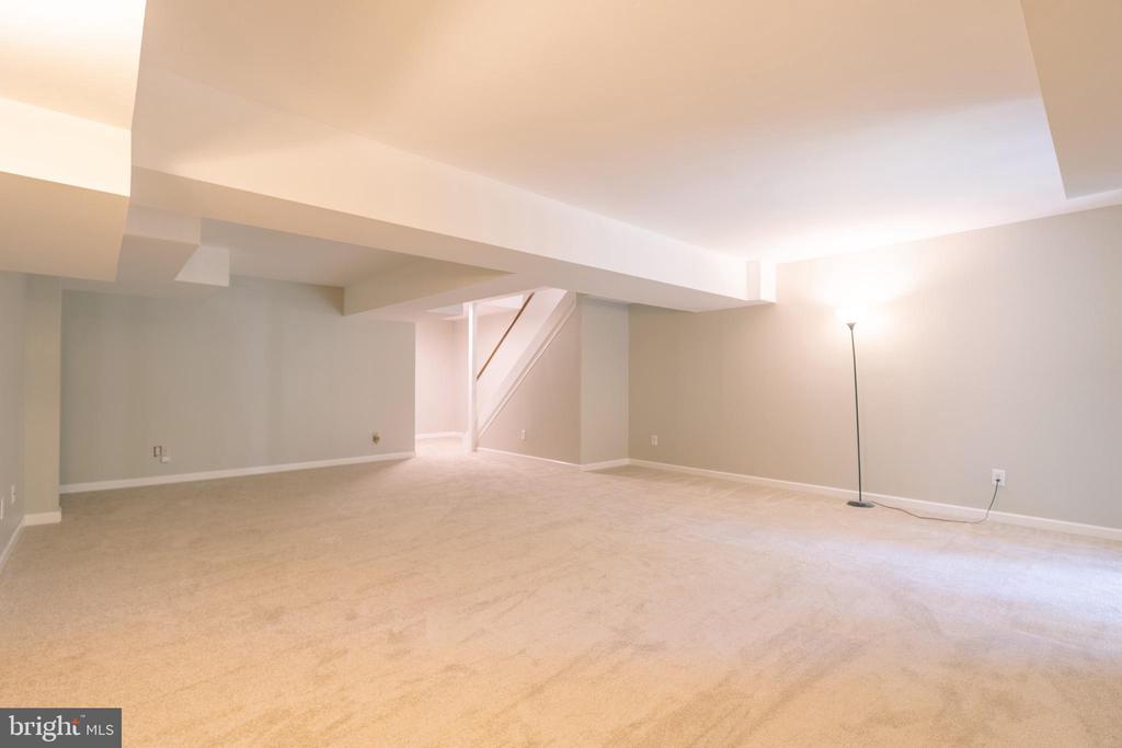 1126 VALLEY STREAM DRIVE