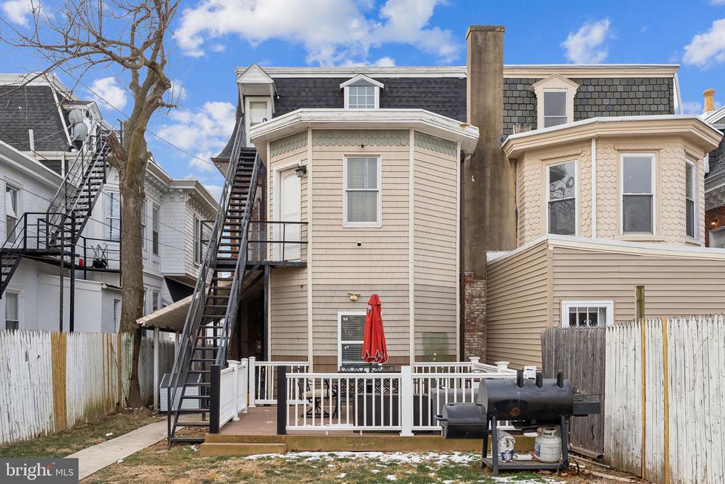 9 E ELM STREET