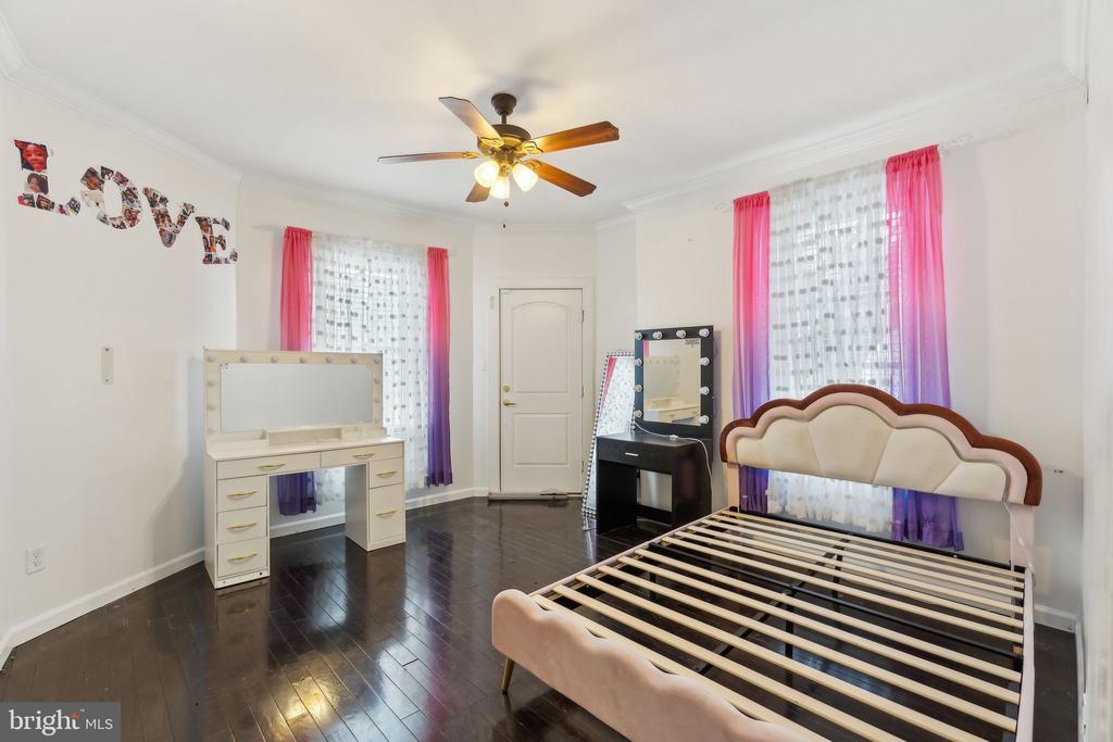 9 E ELM STREET