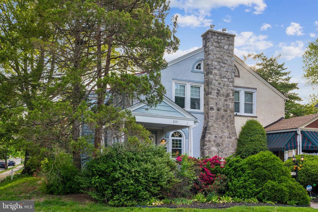 219 W FREEDLEY STREET