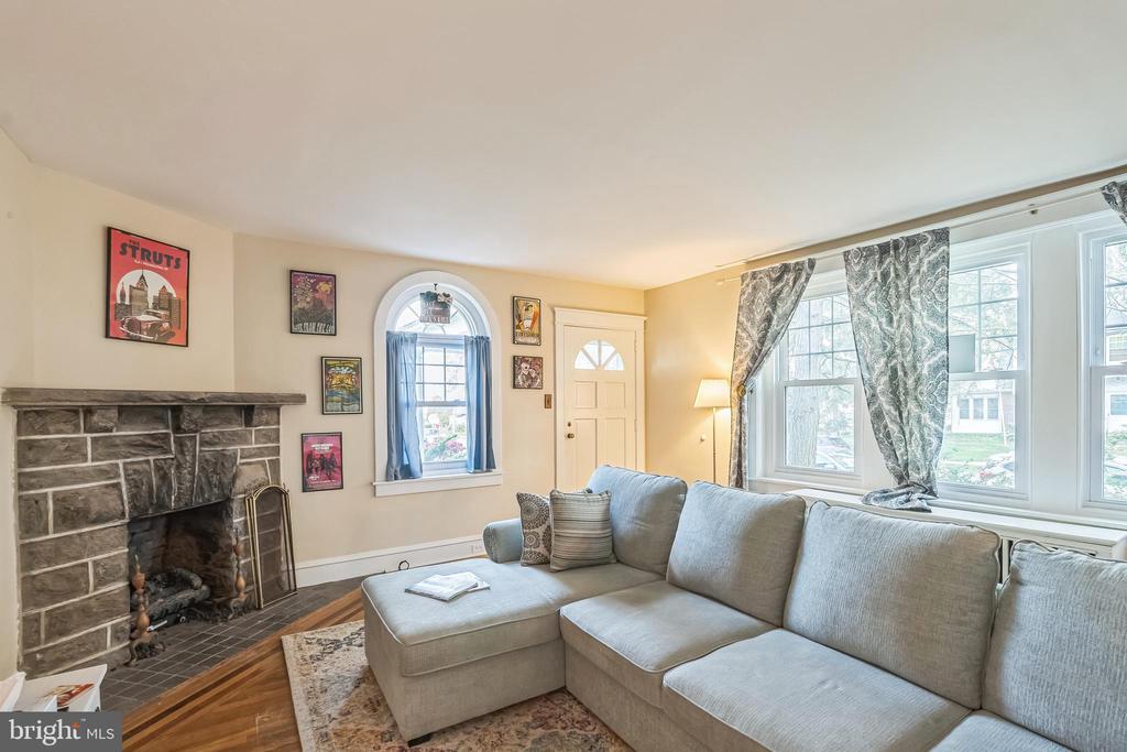 219 W FREEDLEY STREET