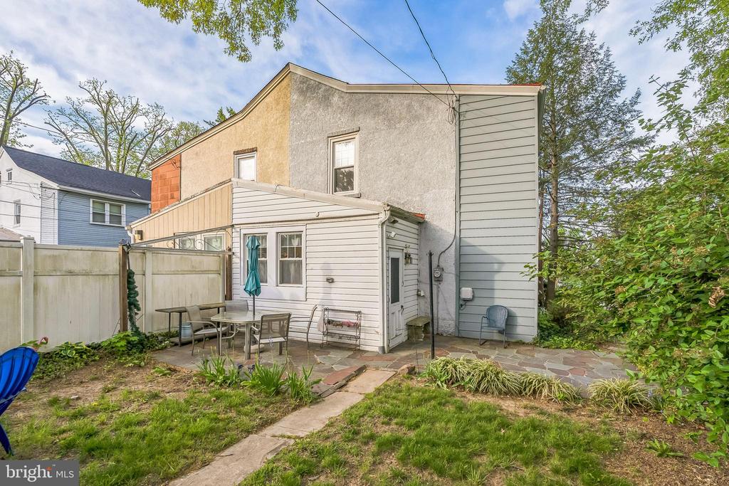 219 W FREEDLEY STREET