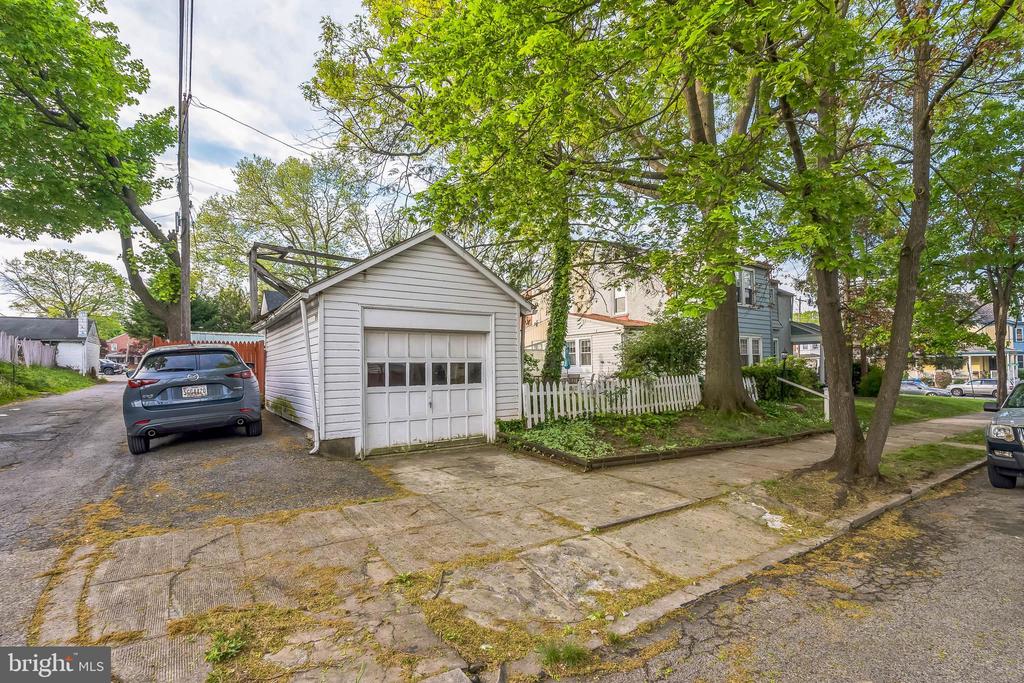 219 W FREEDLEY STREET