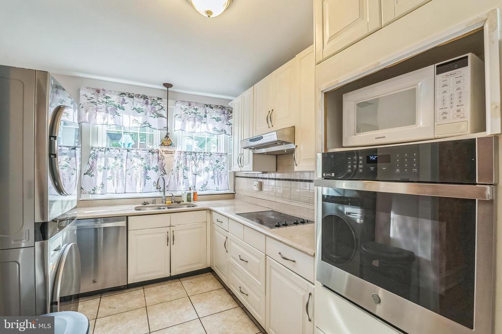 219 W FREEDLEY STREET