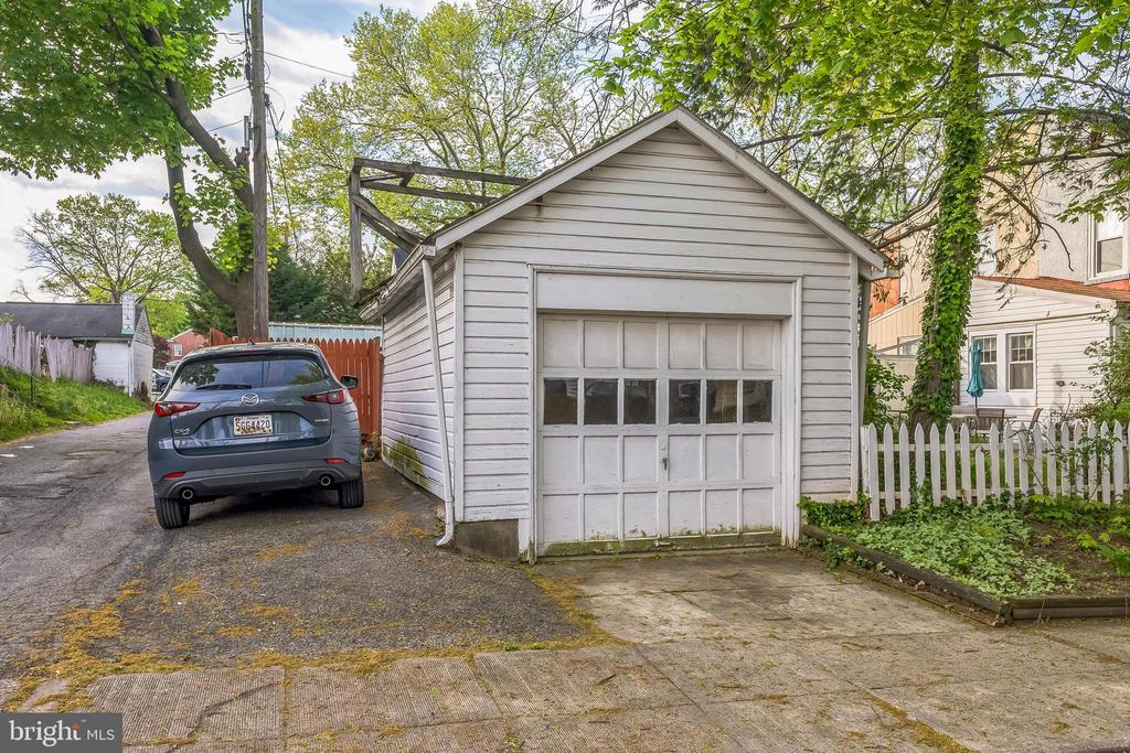 219 W FREEDLEY STREET