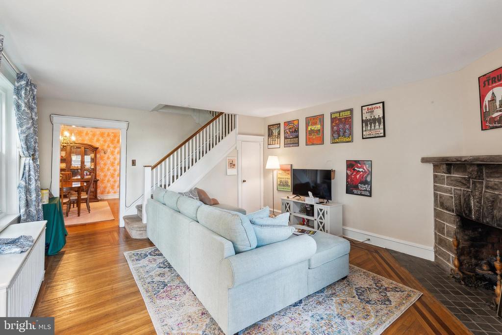 219 W FREEDLEY STREET