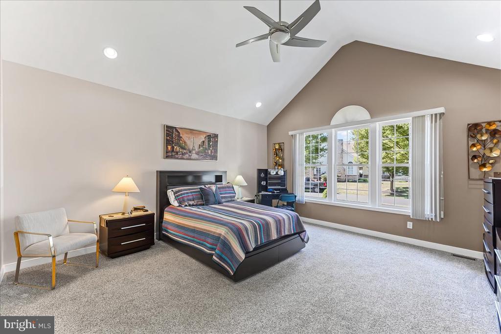 1072 BORDEAUX LANE