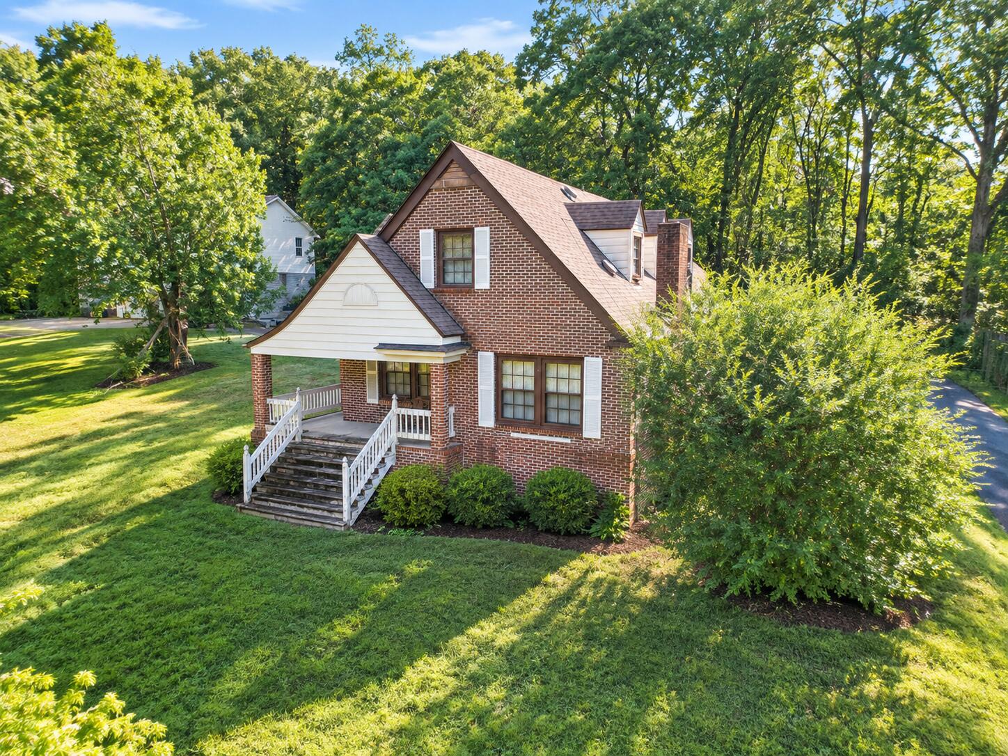 525 Hedgewood Drive