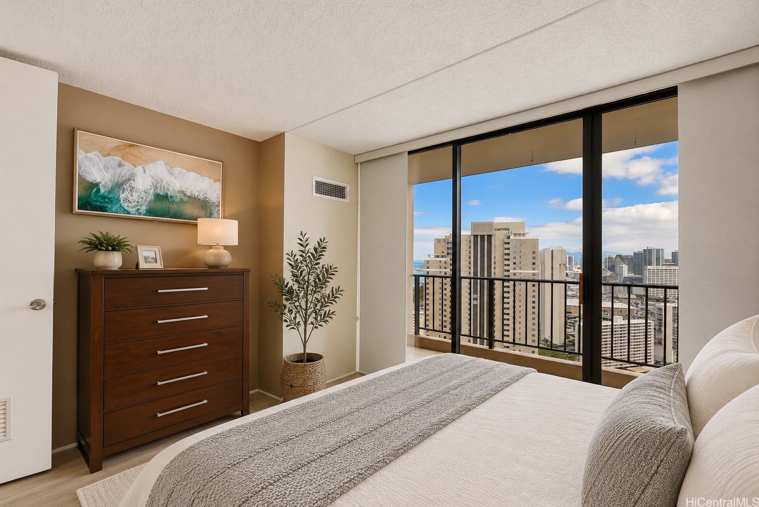411 Hobron Lane 3702
