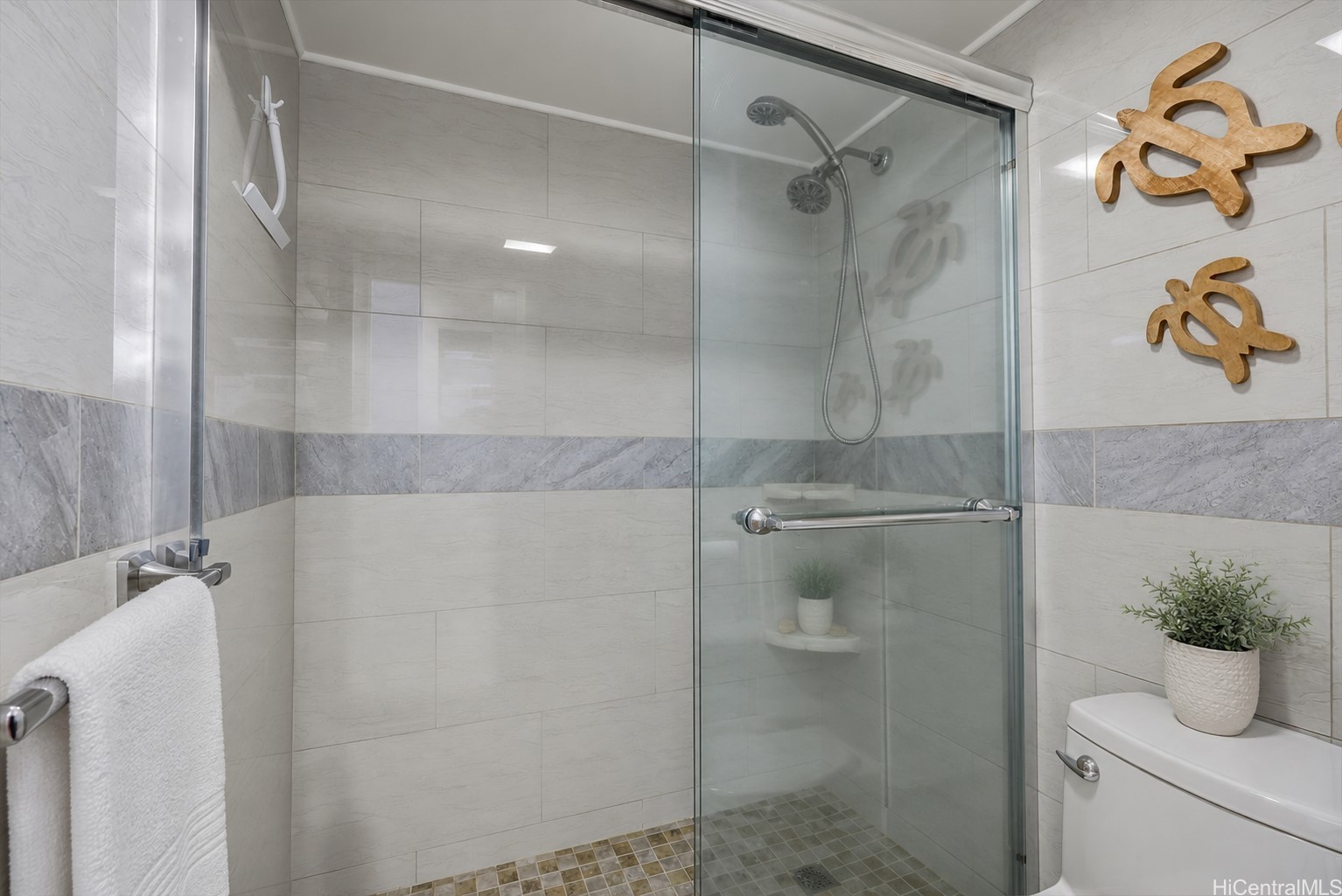 411 Hobron Lane 3702