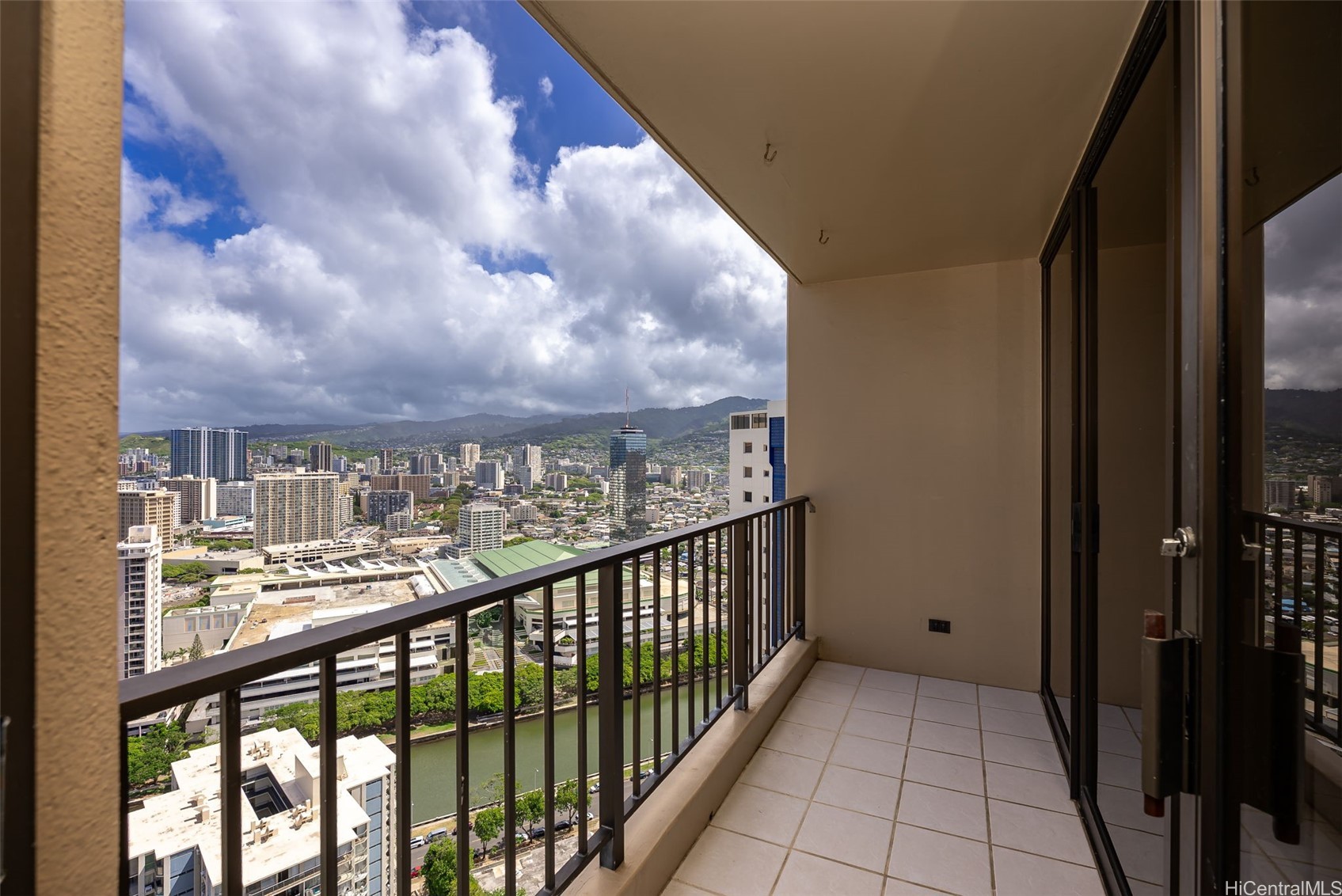 411 Hobron Lane 3702
