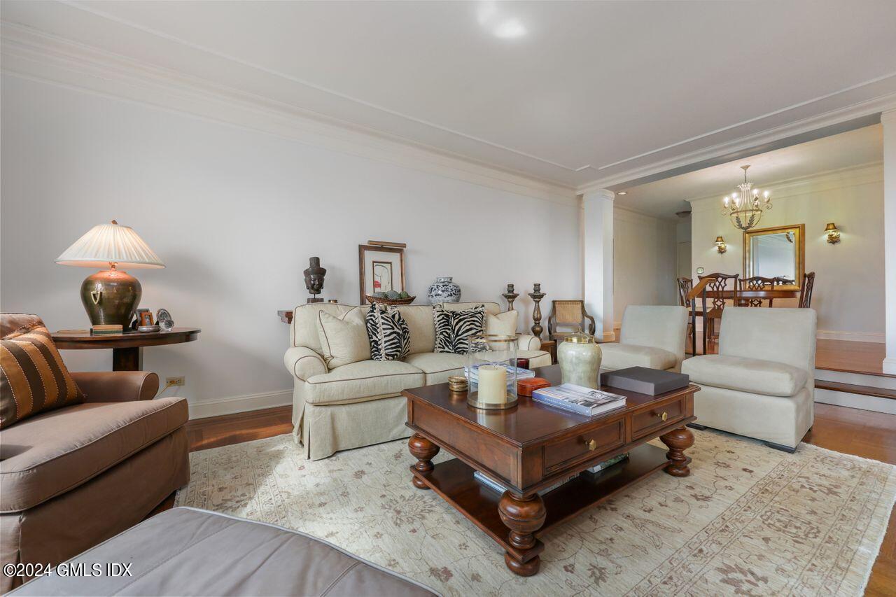40 W Elm Street, 4L