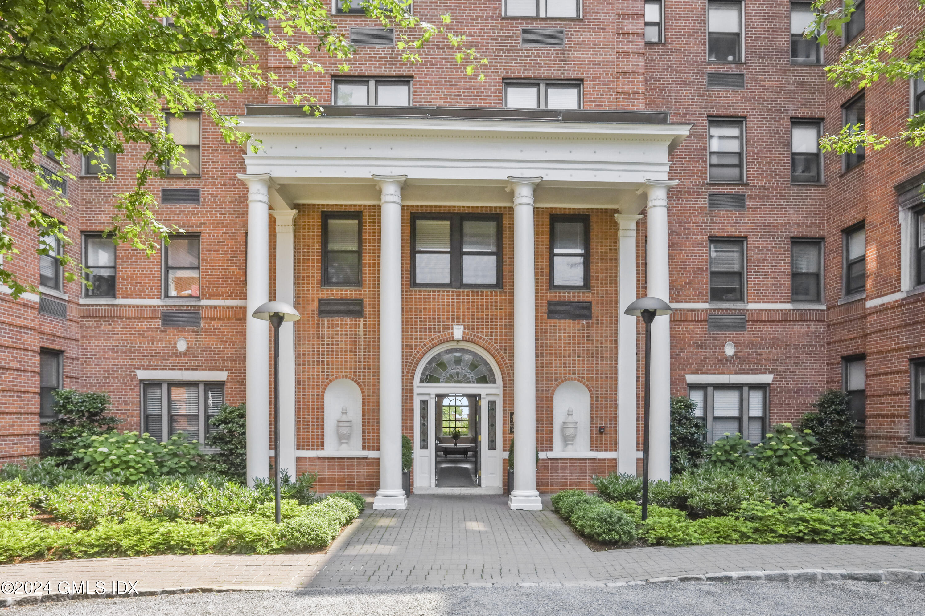40 W Elm Street, 4L