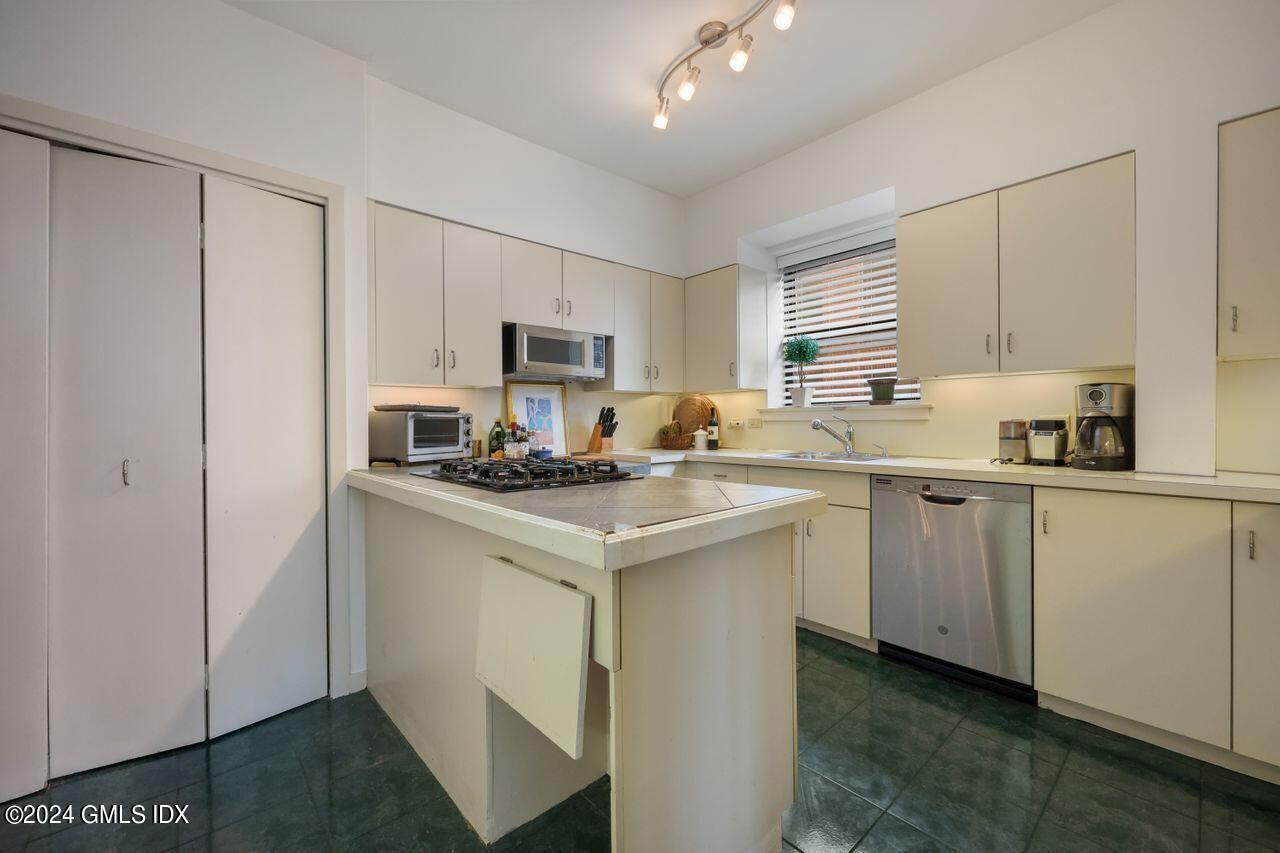 40 W Elm Street, 4L