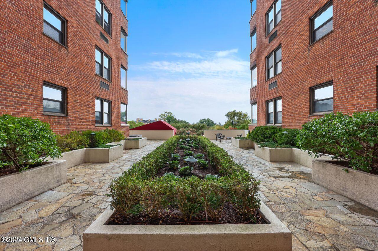 40 W Elm Street, 4L