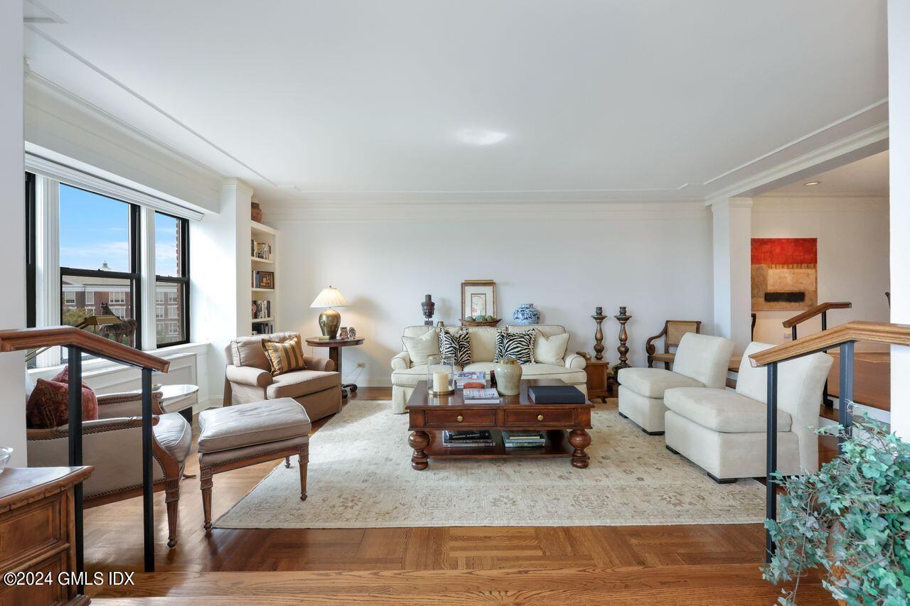 40 W Elm Street, 4L
