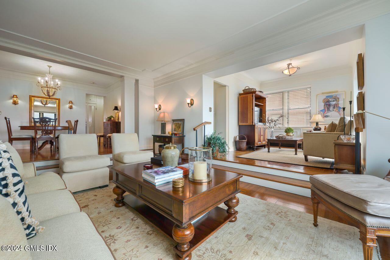 40 W Elm Street, 4L